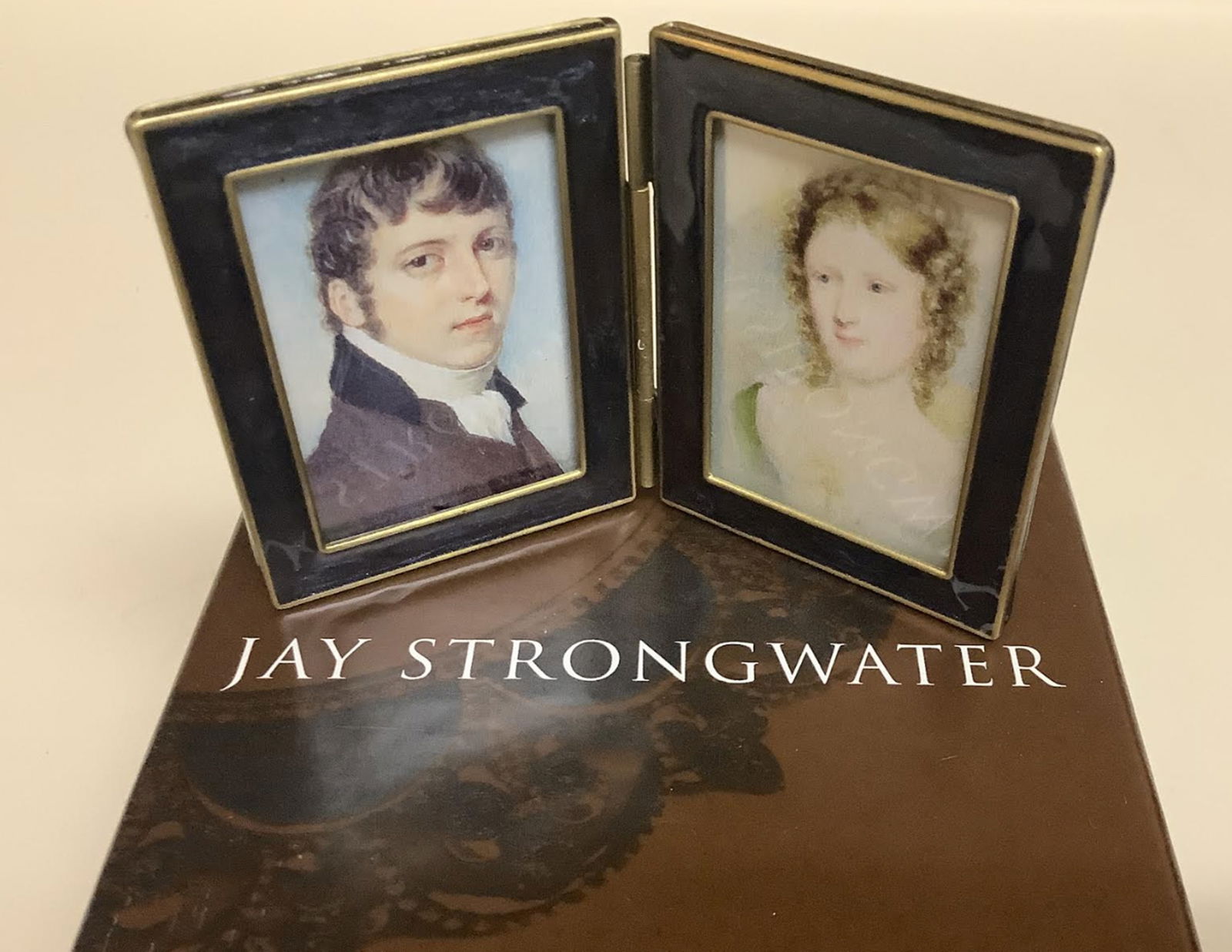 Jay Strongwater Picture Frame Bee Figurine With Swarovski Crystals With its Orig Box: Jay Strongwater Picture Frame Bee Figurine With Swarovski Crystals With its Orig Box. Measures approx No Chips or Cracks Present