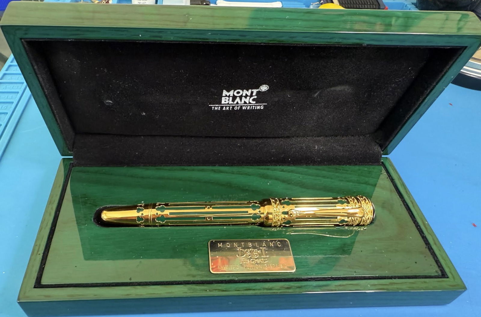 Montblanc 18k Yellow Gold NIB Pen With Original Box. Montblanc Peter the great.: Montblanc 18k Yellow Gold Pen With Original Box Montblanc Peter the great. 3452 /4810 Edition The golden work of the Patron of Art Edition Pierre Le Grand Est modeled on the beautiful courtyard of the