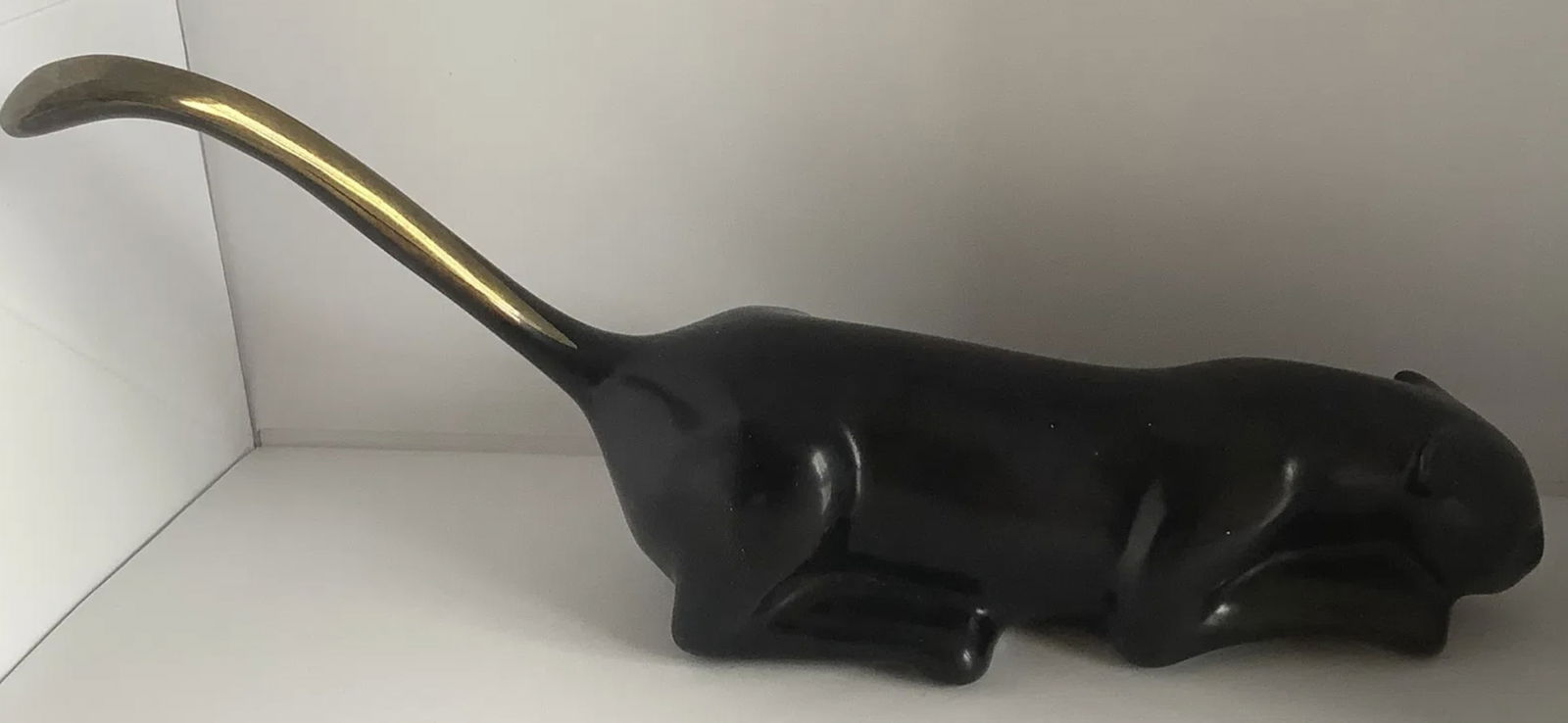 Loet Vanderveen Limited Edition Stalking Jaguar 265/2500 Sculpture Figurine: Loet Vanderveen Limited Edition Stalking Jaguar” 265/2500 Sculpture Figurine. Measures approx a length of 7 inches and a width of 1.5 inches
