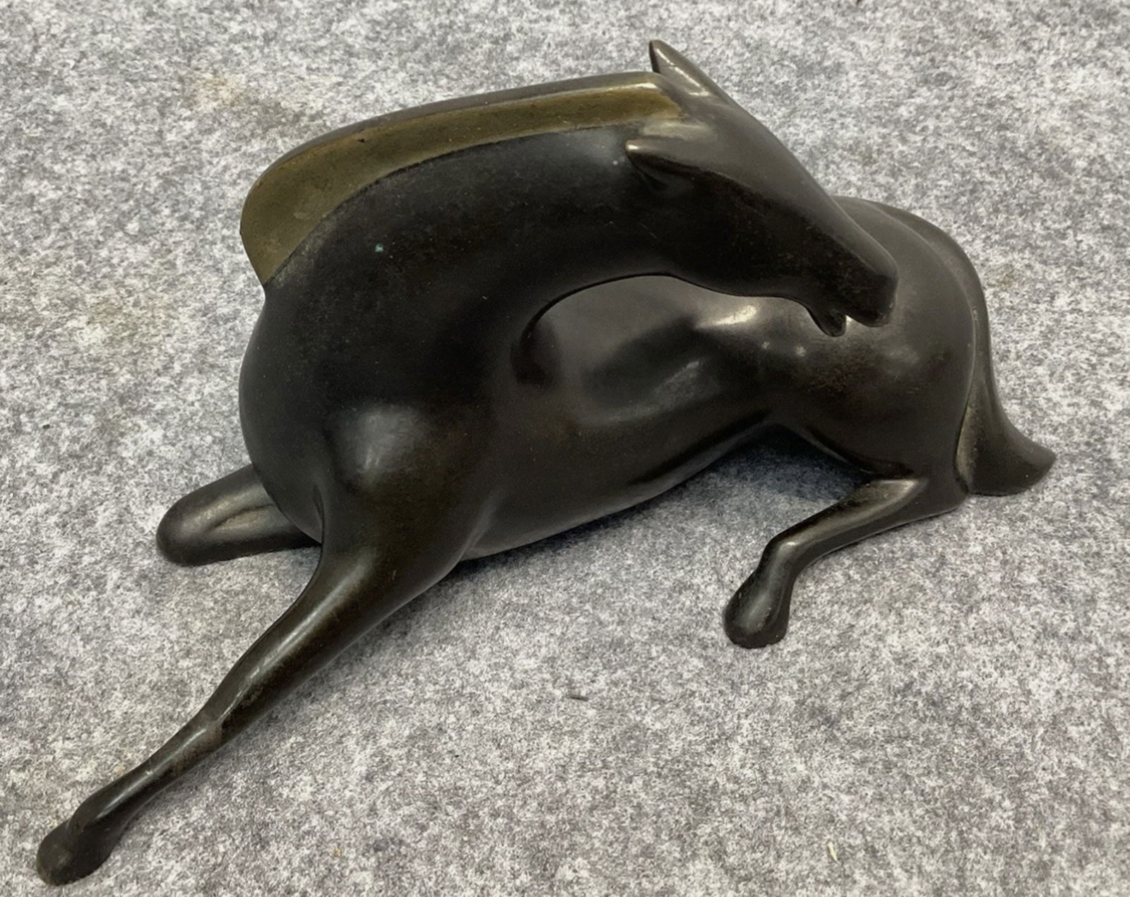 Loet Vanderveen Signed Bronze Lying Horse Sculpture 10/750 Figurine Statuette: Loet Vanderveen Signed Bronze Lying Horse Sculpture 10/750 Figurine Statuette. Measures approx Measures approx 8 inches long and 4.5 inches tall