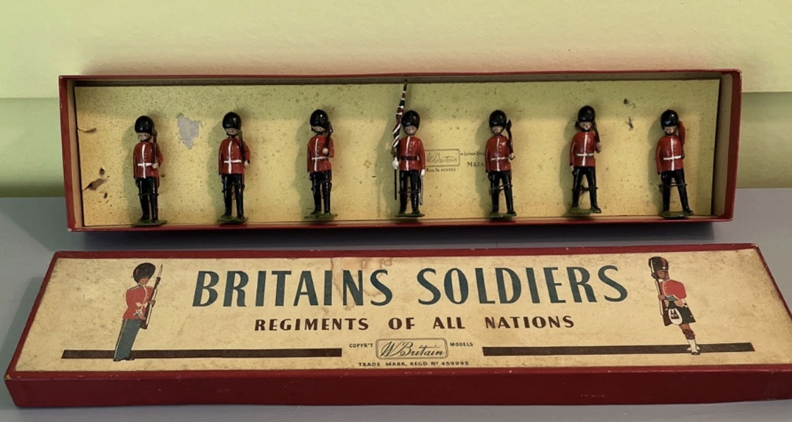 BRITIANS TOY SOLDIERS Colours & Pioneers of The Scots Guards No. 82 With BOX Made in England: BRITIANS TOY SOLDIERS Colours & Pioneers of The Scots Guards No. 82 With BOX Made in England