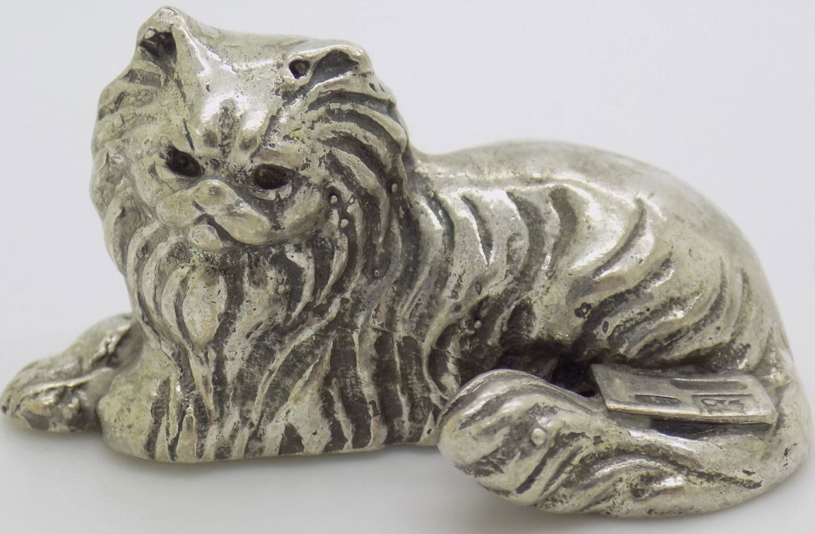 Italian Silver Sitting Cat Figurine 800 Handmade Tuscany 1970s: Italian Silver Sitting Cat Figurine 800 Handmade Tuscany 1970s. Depicting a seated cat with calm posture and smooth lines, the piece expresses the quiet presence and poise so often associated with fel