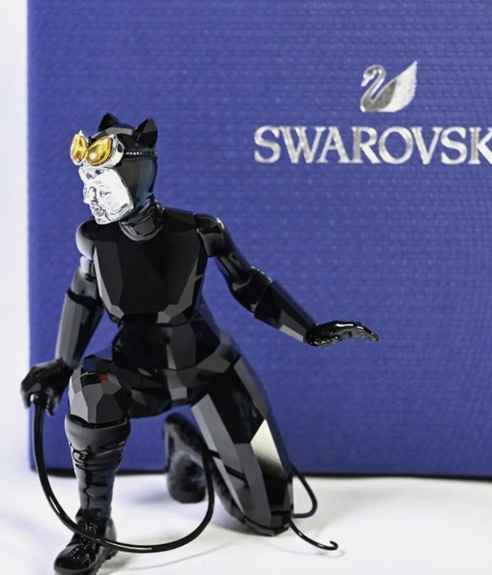 Swarovski Signed Crystal Marvel Batman Cat Woman Figurine With Orig Box: Swarovski Signed Crystal Marvel Batman Cat Woman Figurine With Orig Box. Boasts an astonishing 517 expertly cut facets, showcasing a beautiful blend of black, clear, and yellow crystals. Measures appr