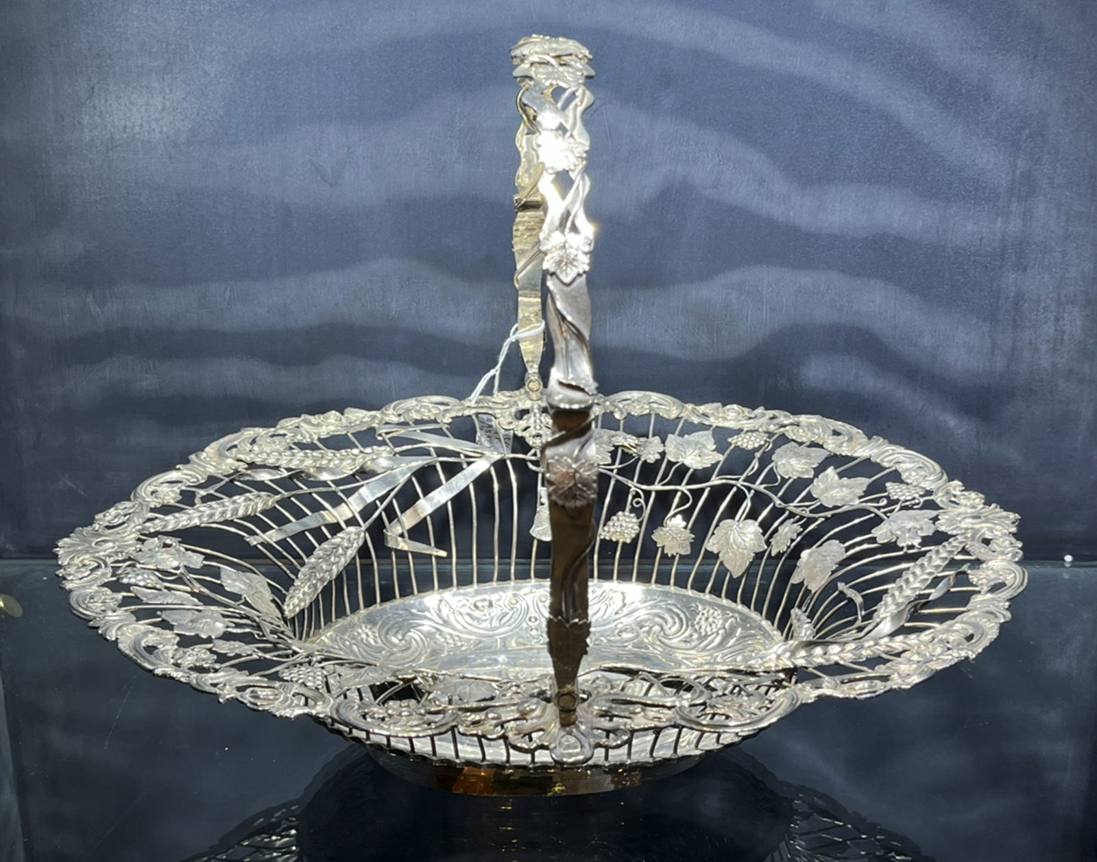 Sterling Silver marked Elizabeth Feline. English Fruit Basket: Openwork large basket with grain, grapes and leaves ornaments. Hallmarked Elizabeth Feline. Era: 1762. MEasures approx Wide : 32 CM Long : 36 CM Description : Beautiful openwork large basket with grai