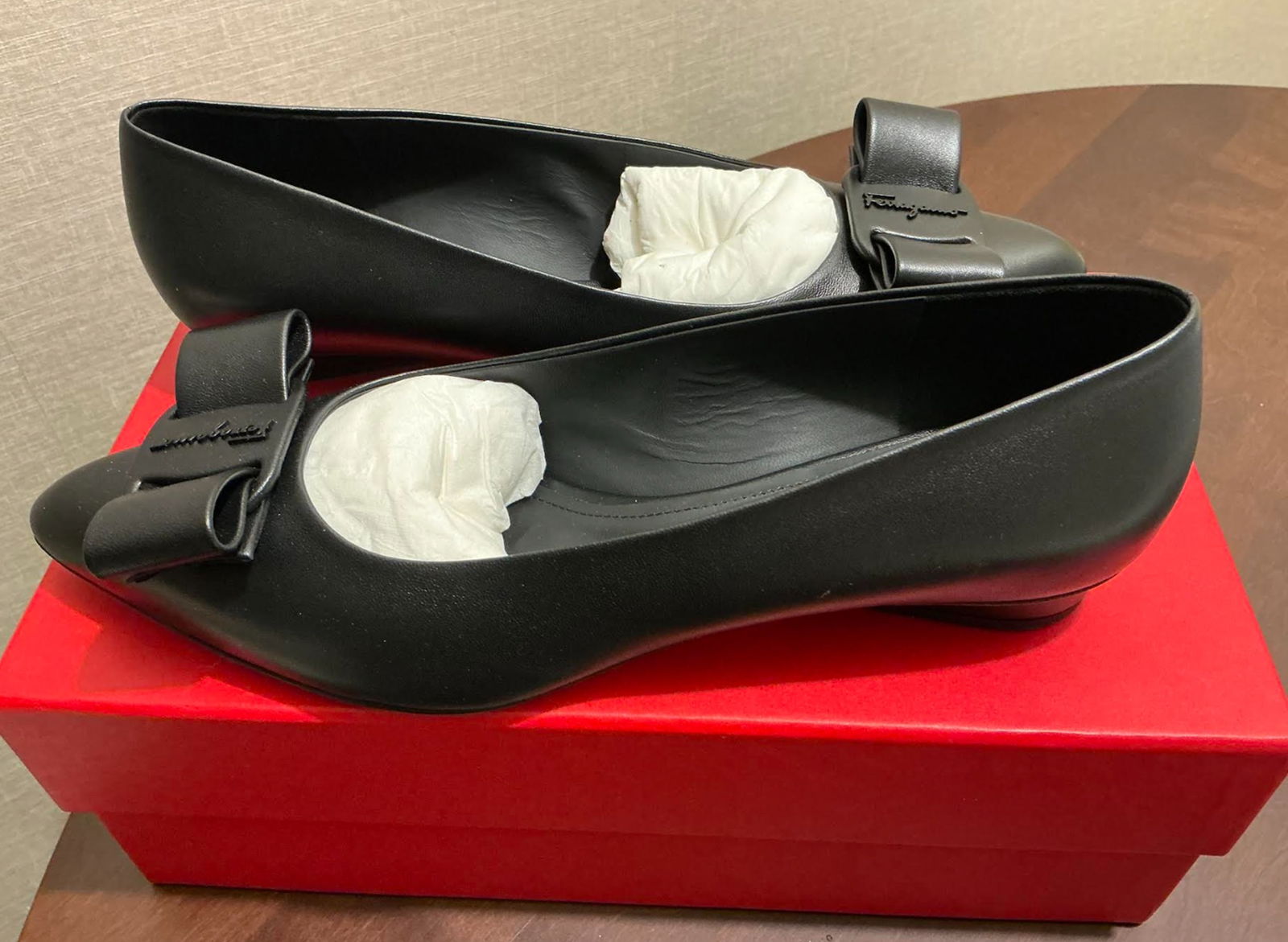 Slavatore Ferragamo Viva Shoes size 9.5C NEW! WITH BOX AND POUCH: Slavatore Ferragamo Viva Shoes size 9.5C NEW! WITH BOX AND POUCH