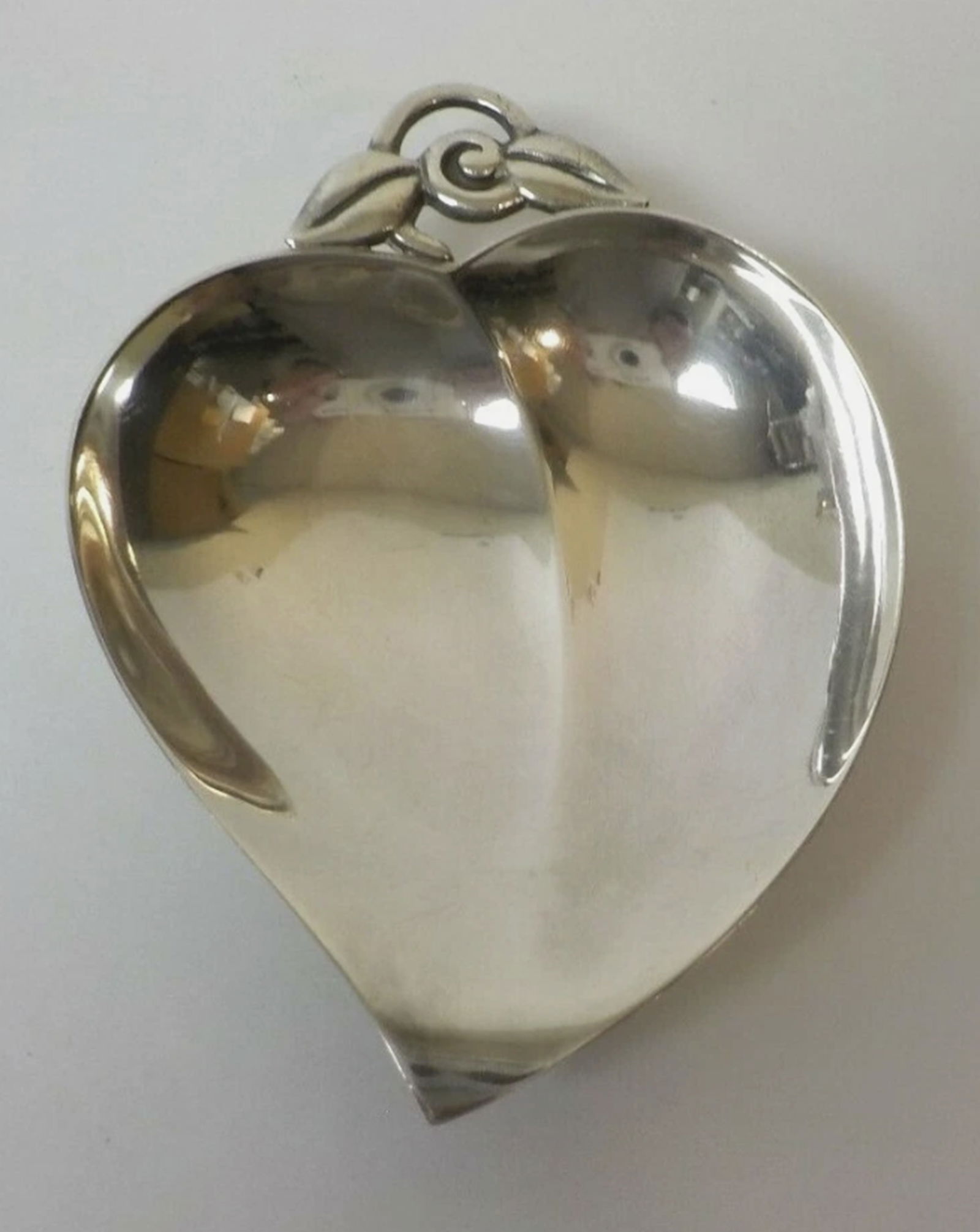 Tiffany & Co. Sterling Silver Nut Dish Bowl 22886 With Box: Tiffany & Co. Sterling Silver Nut Dish Bowl 22886 With Box