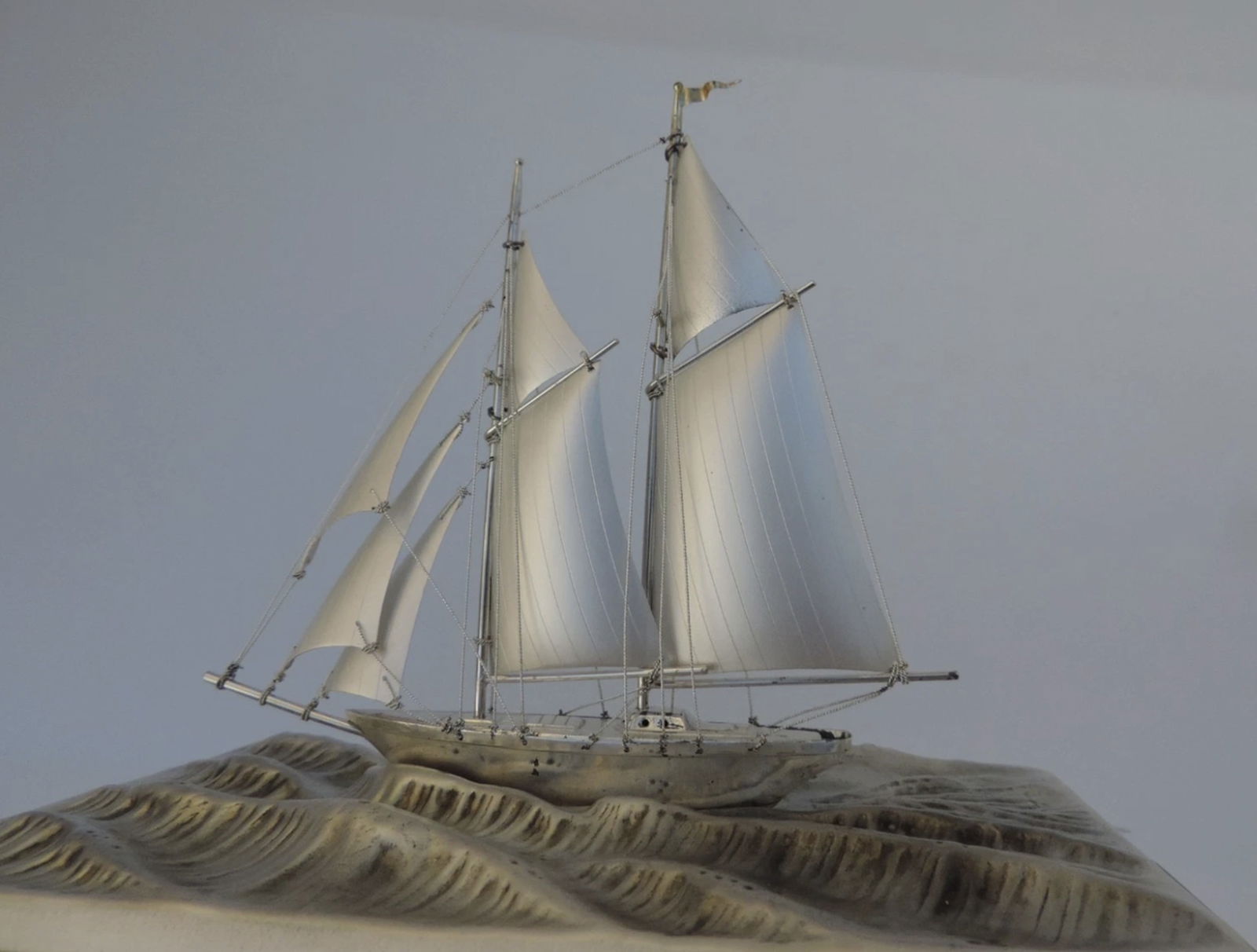 JAPANESE STERLING SILVER 925 MODEL YACHT SHIP, MARKED JUN-GIN With Display Glass Case: JAPANESE STERLING SILVER 925 MODEL YACHT SHIP, MARKED JUN-GIN (JAPANESE PURE SILVER MARK), IT IS MOUNTED ON A WOODEN PEDESTAL AND COMES WITH A DISPLAY GLASS CASE.CIRCA 1960-1970'S. SIZE: SHIP MEASURES