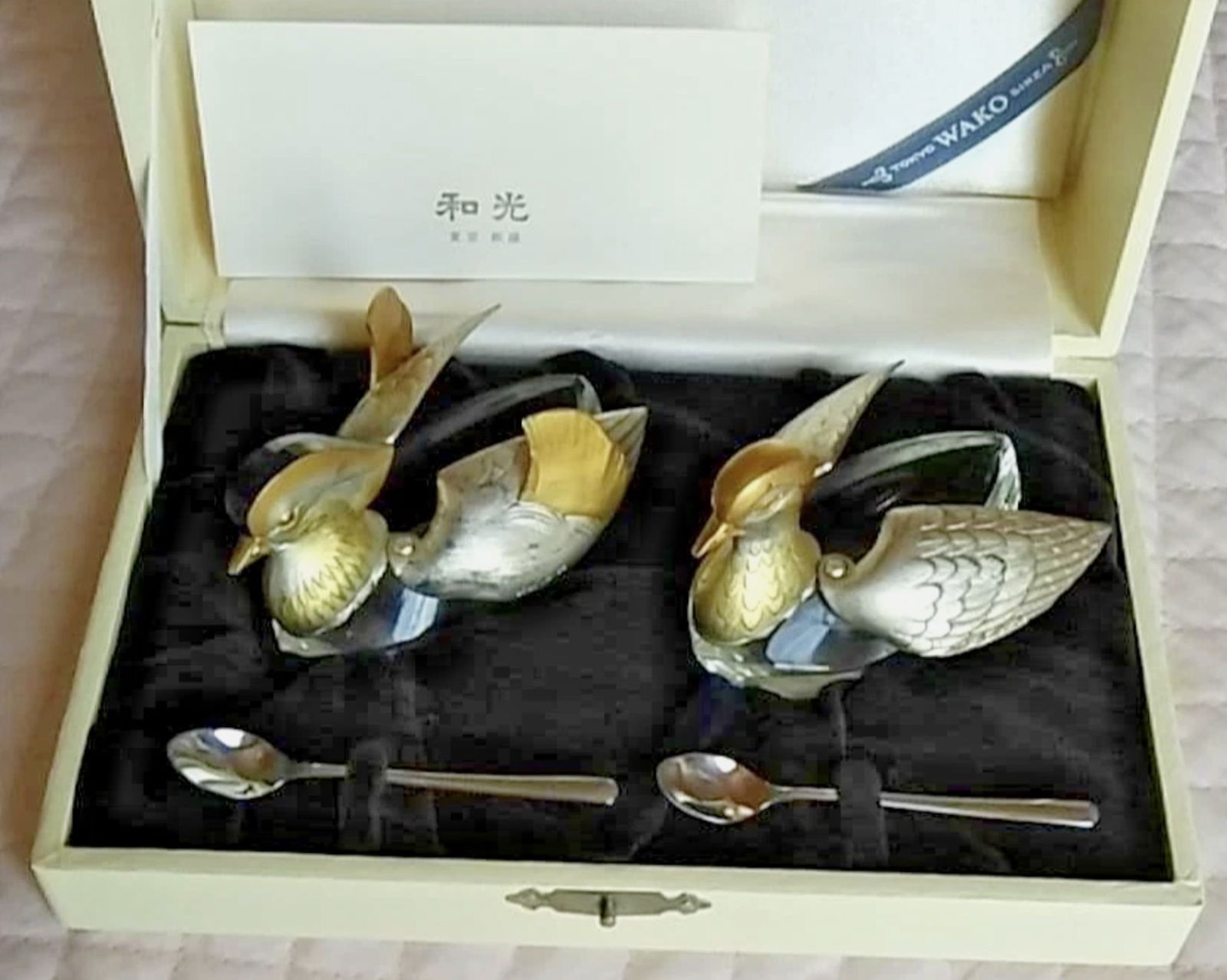 Japanese Sterling Silver by Wako Salt & Pepper Mandarin Duck Set & Spoons: Japanese Sterling Silver by Wako Salt & Pepper Mandarin Duck Set & Spoons. Measures approx Male duck: W 7.5 × H 5.3 × D 3.5 cm Female duck: W 7.5 × H 4.6 × D 3.5 cm The box has some signs of age w