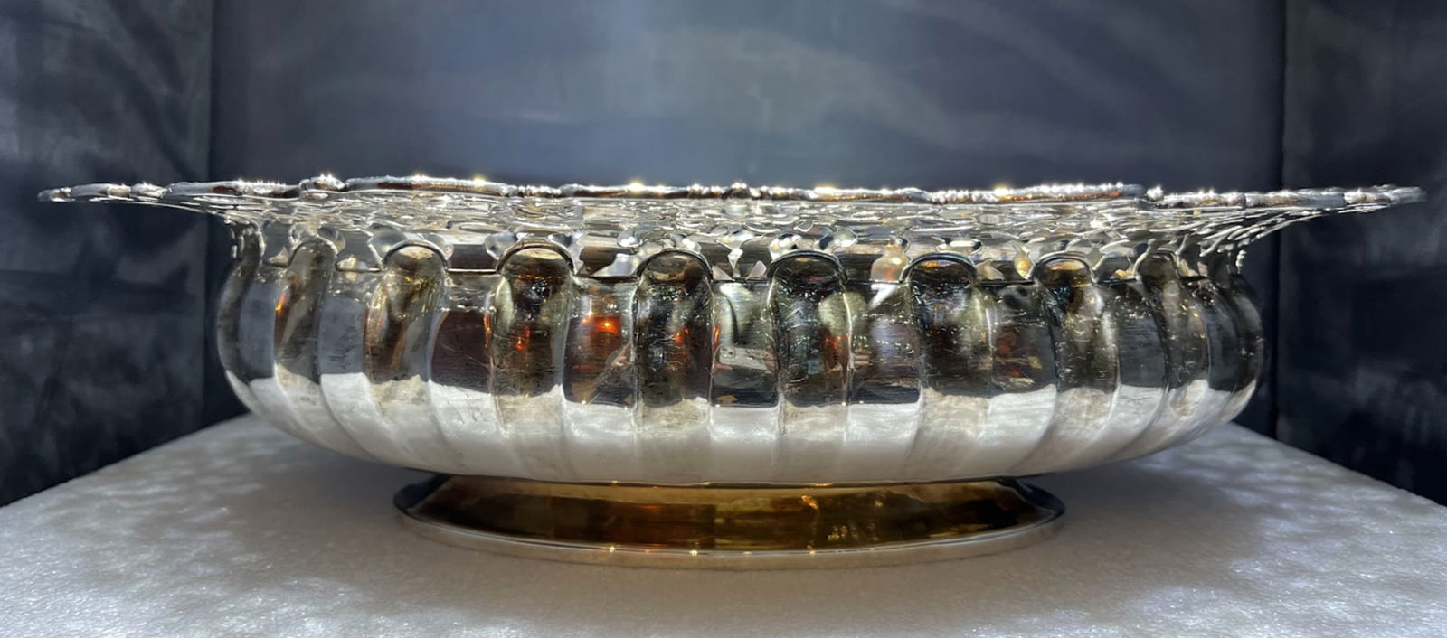 JANETTI Sterling Silver OVAL CENTERPIECE IN SILVER 1935 Made in Italy Milano: JANETTI Sterling Silver OVAL CENTERPIECE IN SILVER 1935. Made in Italy, Milano Measures approx High : 11 CM Long : 47 CMWide : 37 CM WEIGHT : 2000 grams