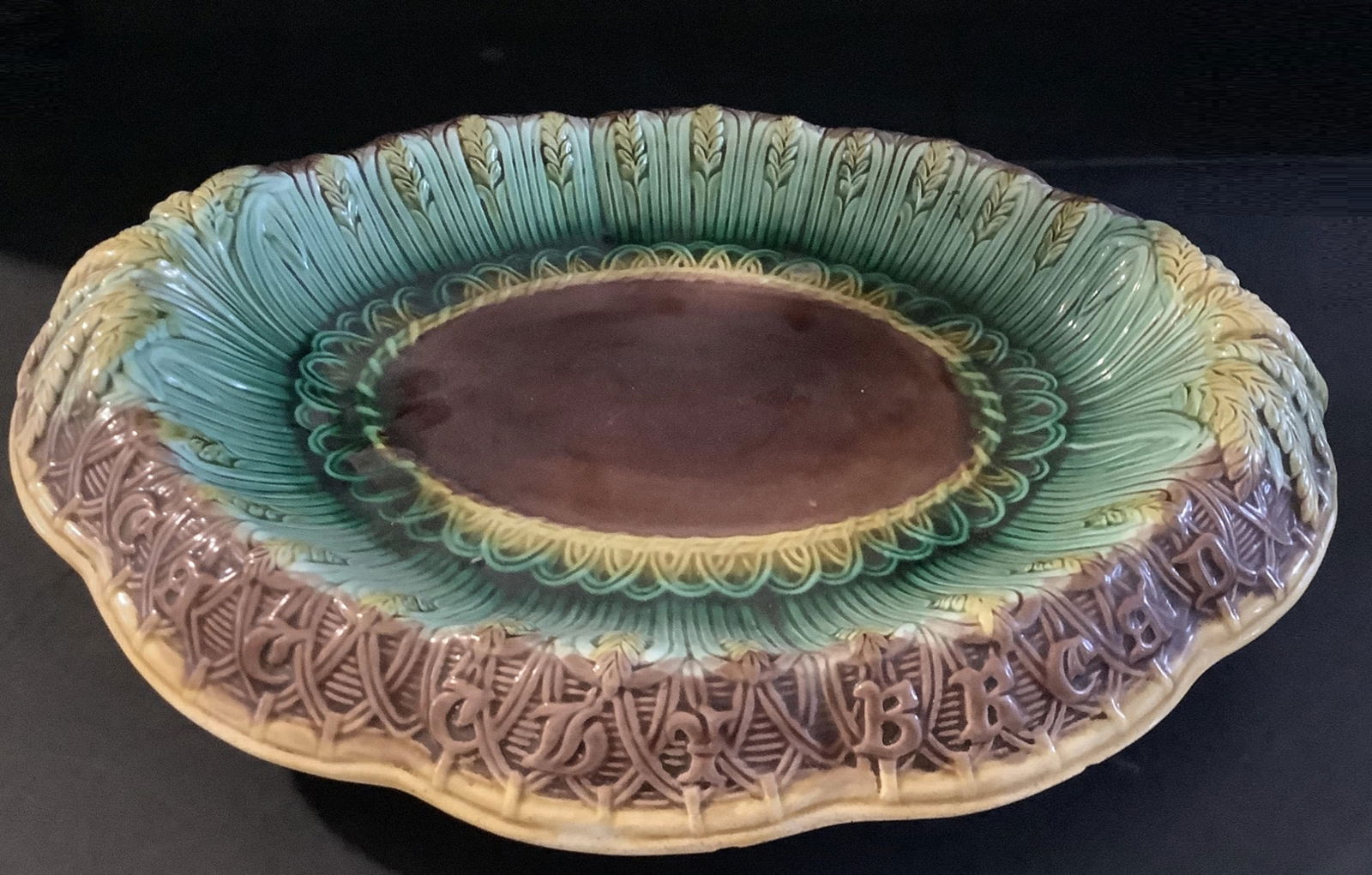 English Majolica Serving Bread Tray with mark pattern 18: English Majolica Serving Bread Tray with mark pattern 18 Measures approx Measures 10.5" by 13" wide, 2.5" tall