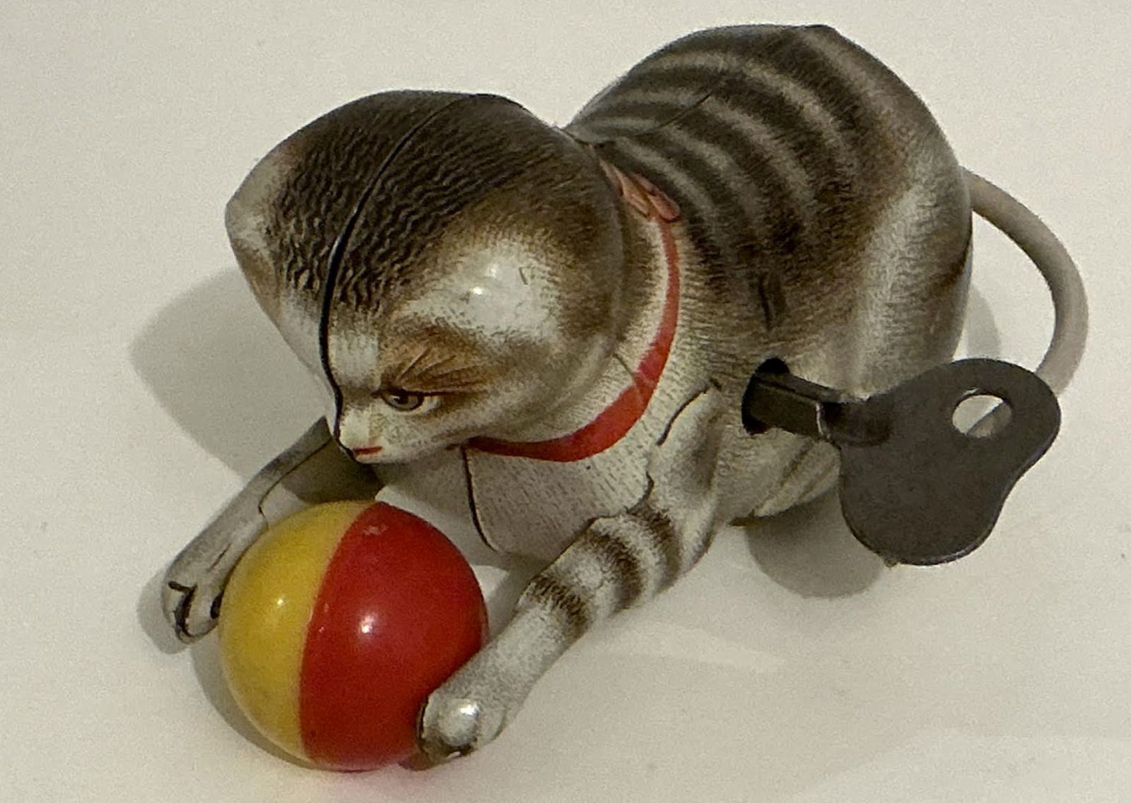 Kahler Tin Litho Wind up Cat With Key Made in Germany Works: Kahler Tin Litho Windup Cat Made in Germany Works. Measures approx 4.25 inches long