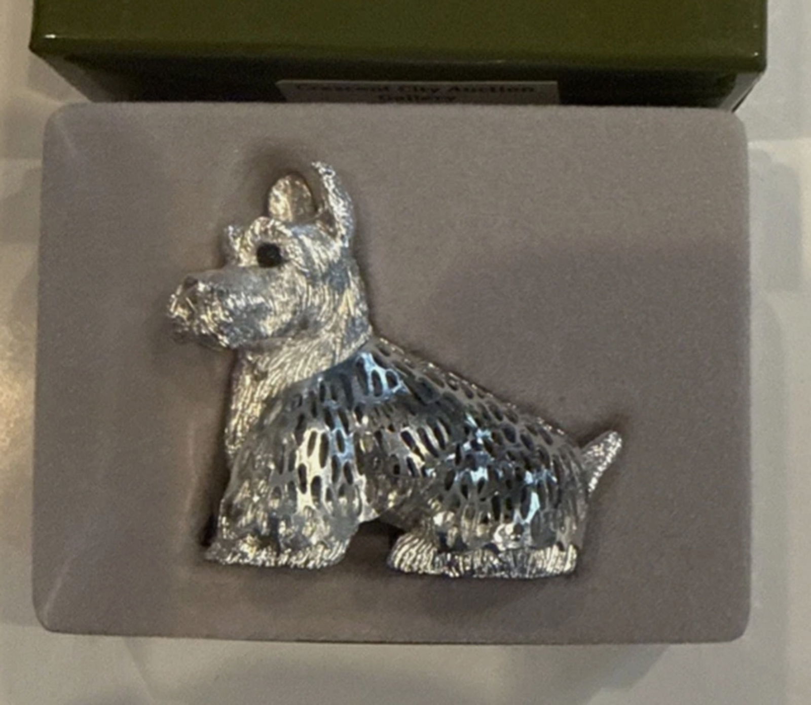 Christofle Lumiere Silver Plate Terrier Dog with Onyx Eyes With Orig Box: Christofle Christofle Lumiere Silver Plate Terrier Dog with Onyx Eyes With Orig Box. This original piece is signed by Christofle, known for its quality craftsmanship. Made of silver plated material,