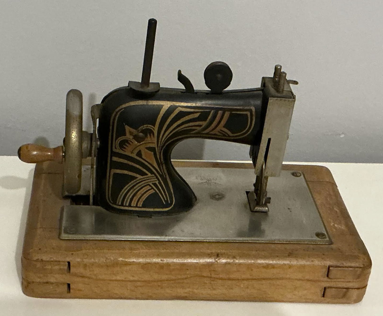 Casige German Sewing machine (1 of 7)