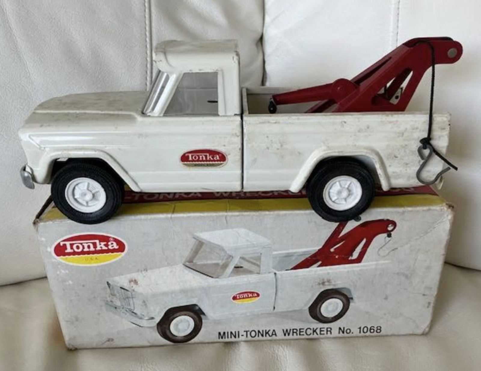 Tonka Tow Truck Wrecker 1068 with Original Box (1 of 5)