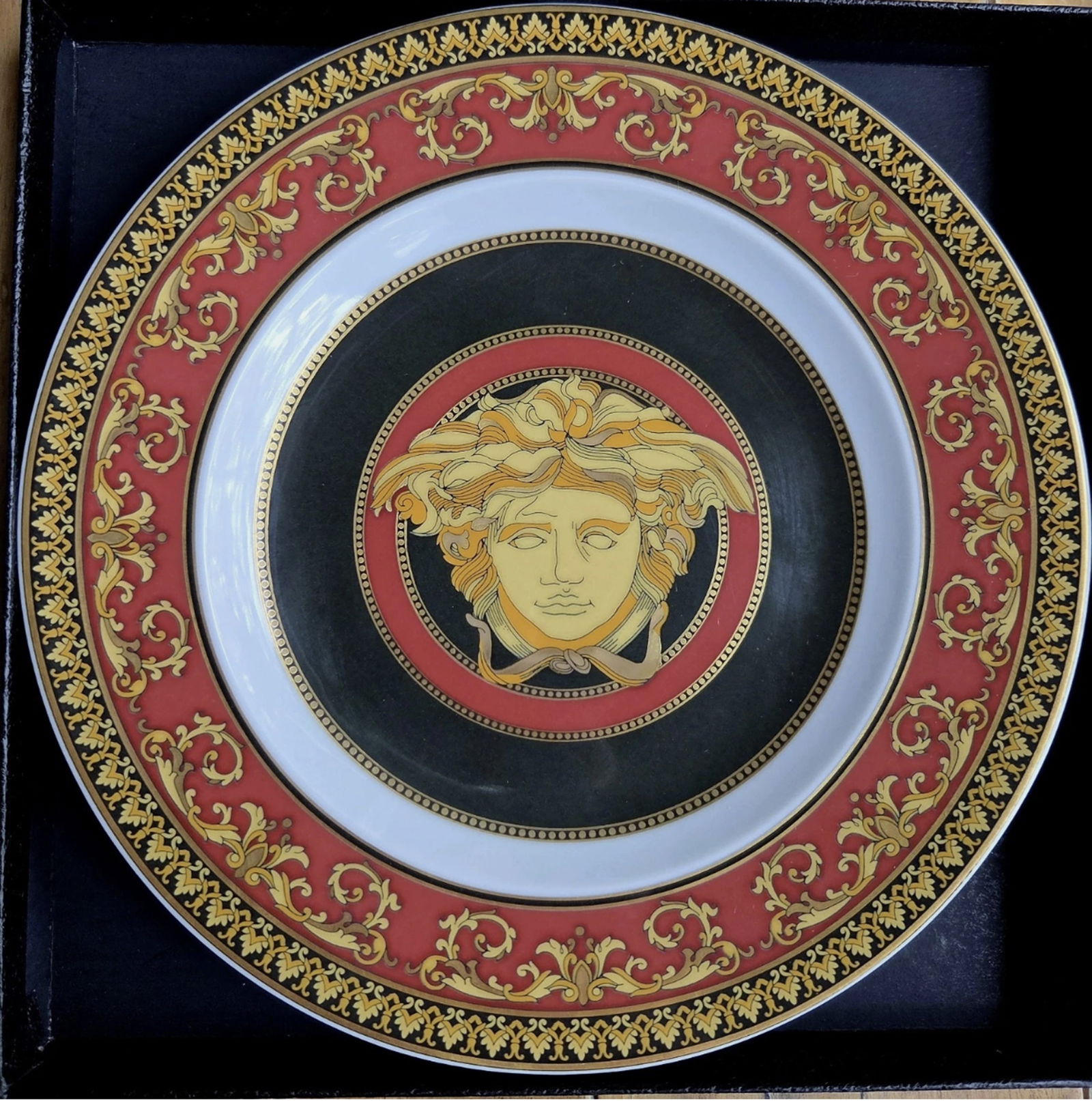 Versace Medusa Gala Plate – Mint Condition with Original Box: Versace Medusa Gala Plate – Mint Condition with Original Box. Elevate your collection with this stunning Versace Medusa Gala decorative plate, crafted in collaboration with Rosenthal porcelain and p