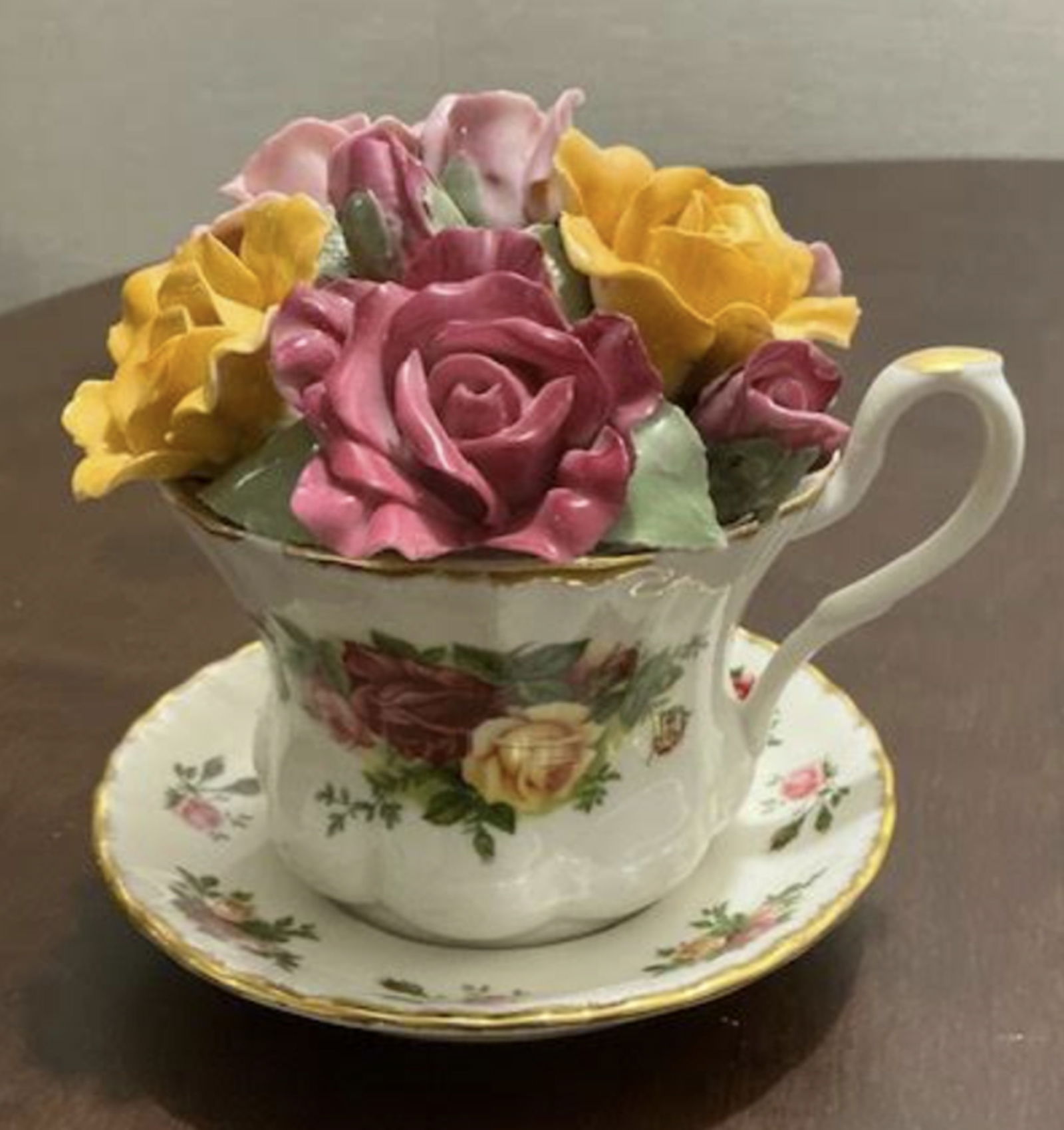 Royal Albert music Wind up Porcelain Mug Old Country Roses: Royal Albert music Wind up Porcelain Mug Old Country Roses. there is a slight shaking noise inside. Measures approx 5.5 inches tall 6 and inches wide. No chips or cracks