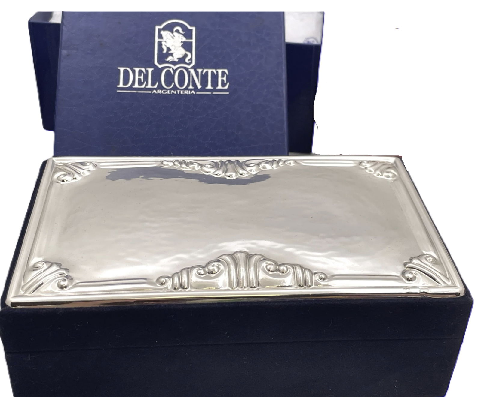 Del Conte Italian Sterling Silver Jewelry Box in Mid-Century Modern Style: Del Conte Italian Sterling Silver Jewelry Box in Mid-Century Modern Style. Del Conte, Italian, hand hammered sterling silver and felt jewelry box in Mid-Century Modern style, with an elegant geometric