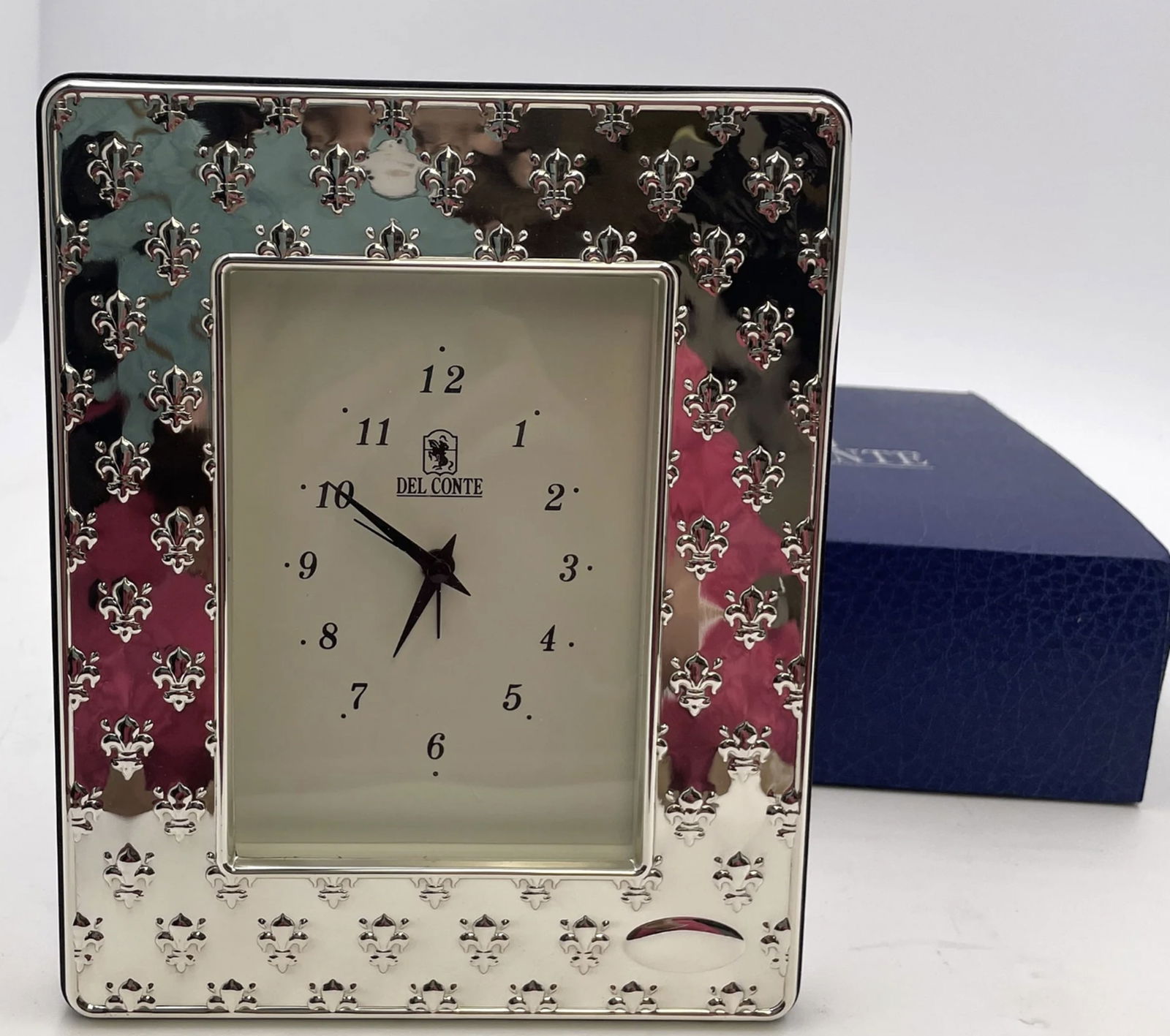Del Conte Sterling Silver Desk Clock with Fleur de Lys Pattern: Del Conte Sterling Silver Desk Clock with Fleur de Lys Pattern. Del Conte, Italian, hand hammered sterling silver desk alarm clock in Mid-Century Modern style, with an elegant geometric design. It