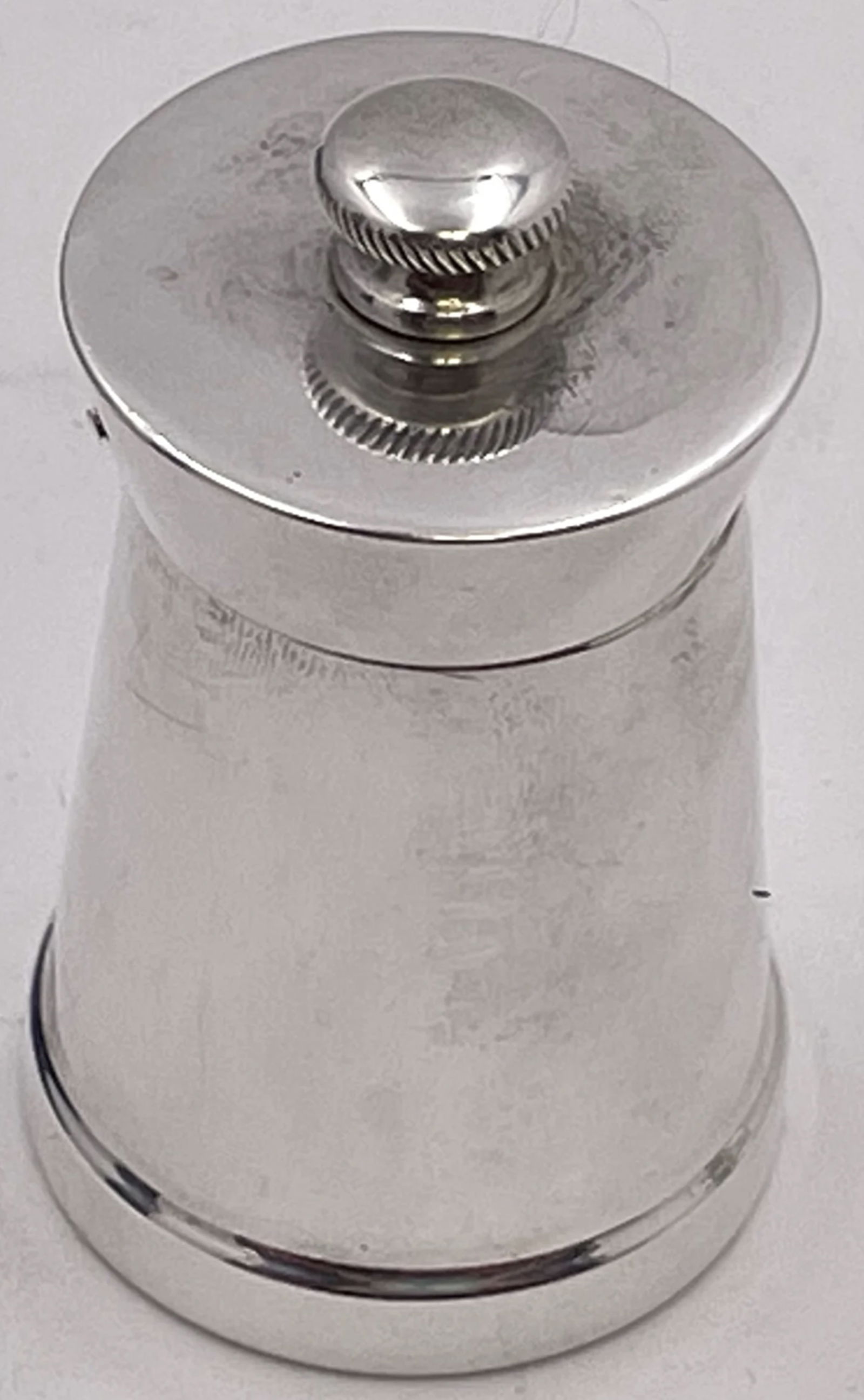 Tiffany & Co. Sterling Silver Pepper Mill in Mid-Century Modern Style: Tiffany & Co. Sterling Silver Pepper Mill in Mid-Century Modern Style. Tiffany & Co. sterling silver pepper mill in Mid-Century Modern Style with a beautiful geometric design. It measures 2 1/2'' in h