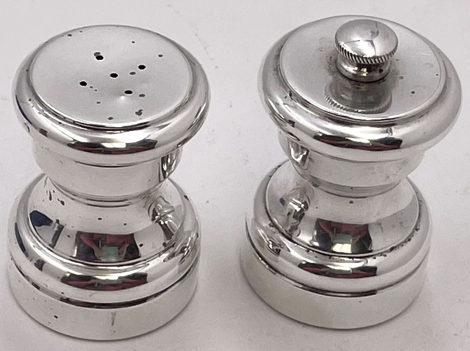 Cartier Sterling Silver Salt Shaker & Pepper Mill in Mid-Century Modern Style: Cartier Sterling Silver Salt Shaker & Pepper Mill in Mid-Century Modern Style. Cartier sterling silver salt shaker and pepper mill in Mid-Century Modern Style with a beautiful geometric design. The