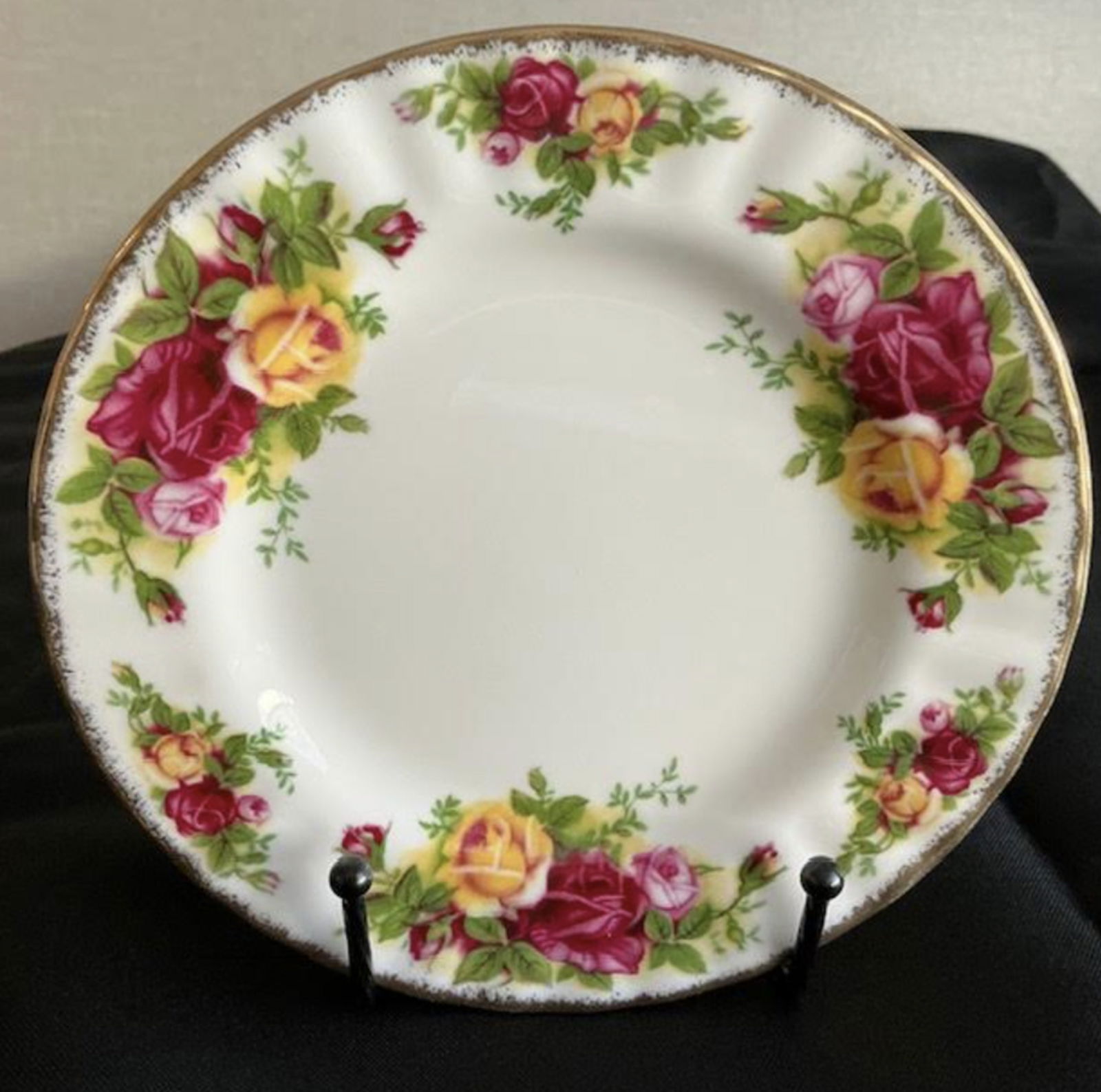Royal Albert Porcelain With Gold Trim Set of 4 Dinnerware Plates: Set of 4 Dinnerware Royal Albert Porcelain With Gold Trim. Measures approx 8 inches