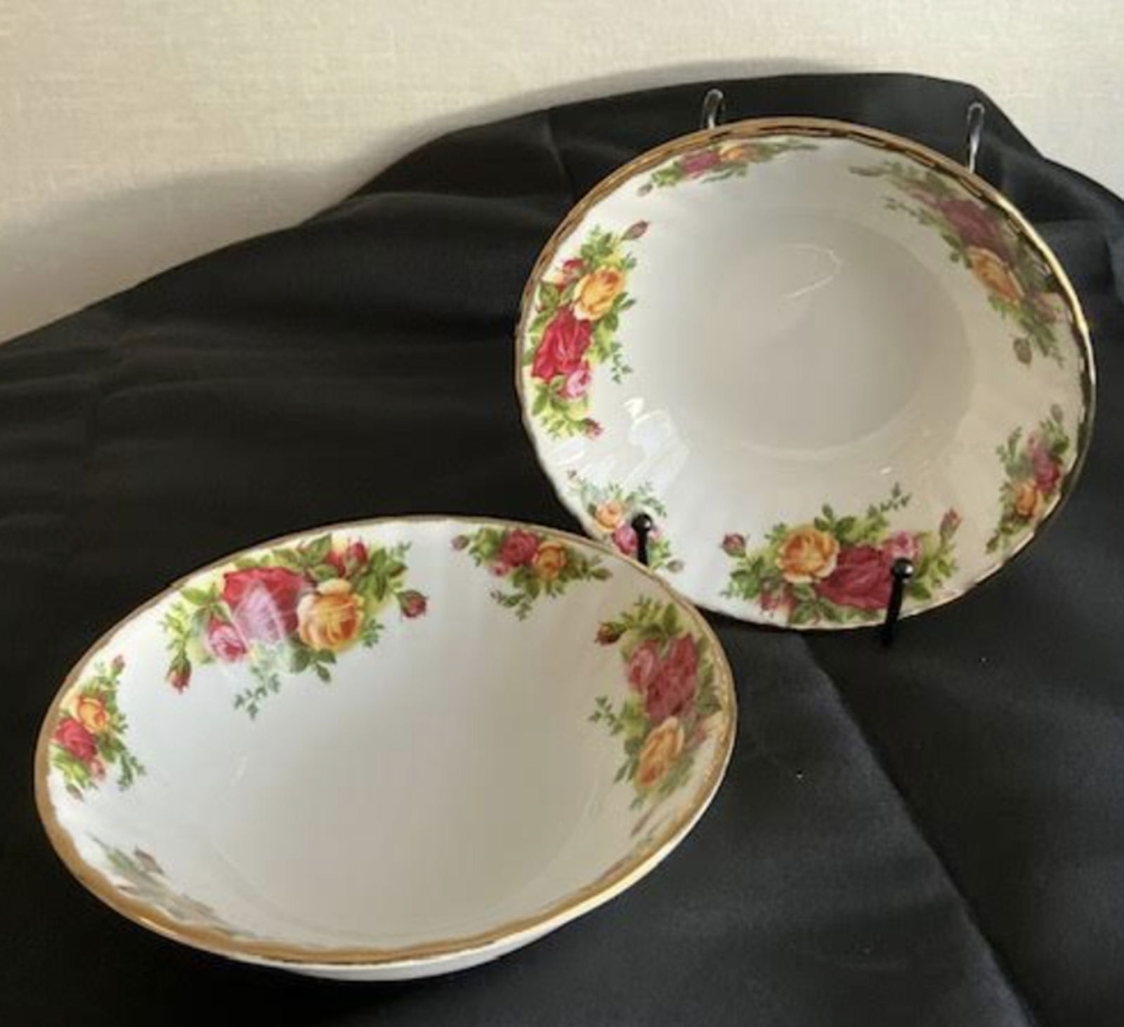 Royal Albert Porcelain With Gold Trim Round Bowls Set of 2: Royal Albert Porcelain With Gold Trim round bowls Set of 2 Measures 6 inches across