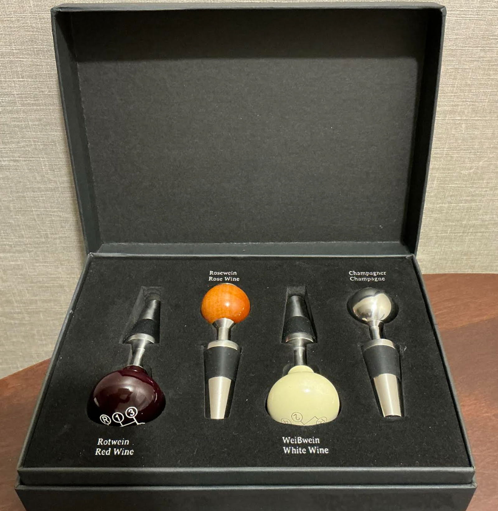 Mercedes Benz Wine Stoppers Set Of 4 With its Box: Mercedes Benz Wine Stoppers Set Of 4 With its Box