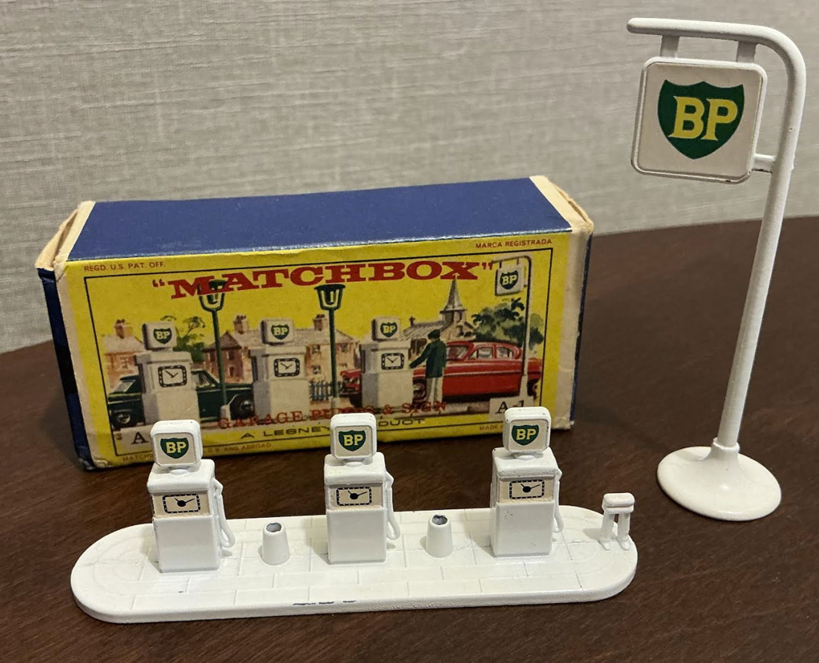 Matchbox A1-BP Petrol Pumps And Sign "BP" 1963 In Original E Box (1 of 2)