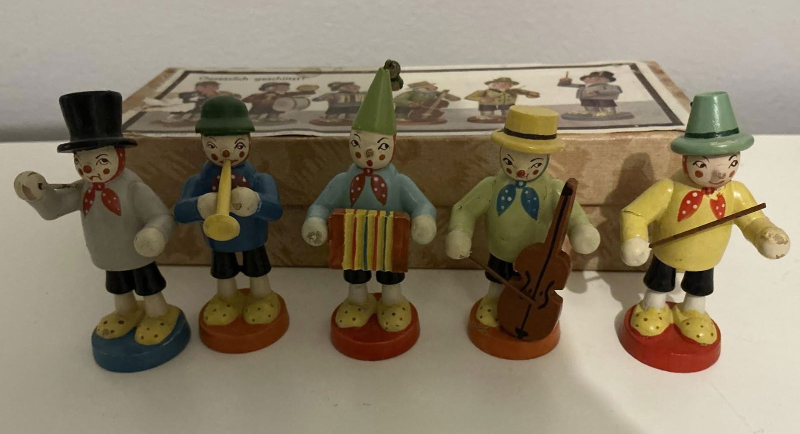 Erzgebirge Musical Band Wooden Figures With orig Box Made in Germany 1940: Erzgebirge Musical Band Wooden Figures With orig Box Made in Germany 1940 Measuresa approx 1.5 inches tallThis listing is for a group of 5 x wooden musicians playing various instruments, brightly pain