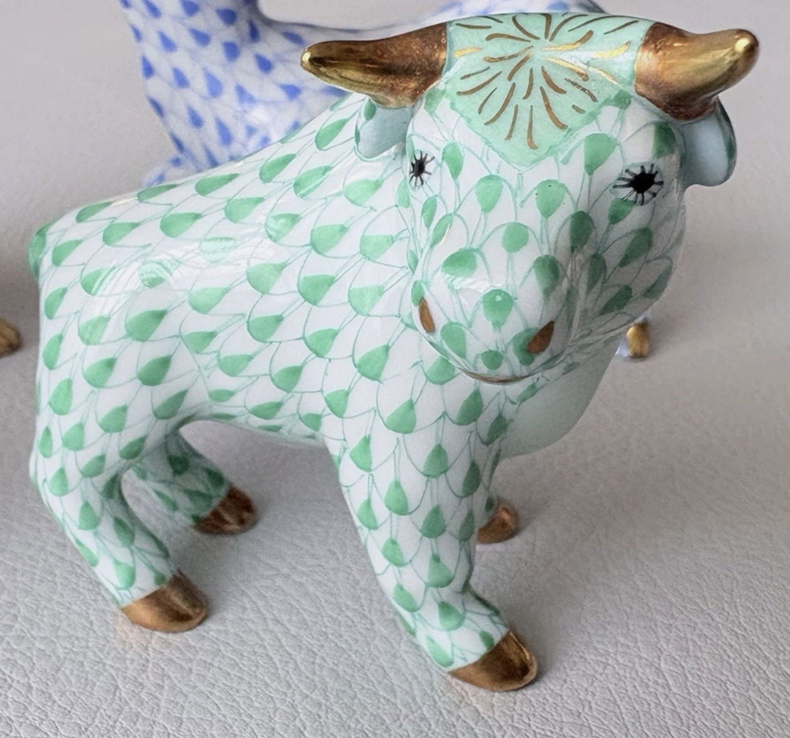 Herend Signed Porcelain Green Fishnet Cow Figurine With 24k Gold Accents Made in Hungary: Herend Signed Porcelain Green Fishnet Cow Figurine With 24k Gold Accents Made in Hungary Measures apporx no chips or cracks present
