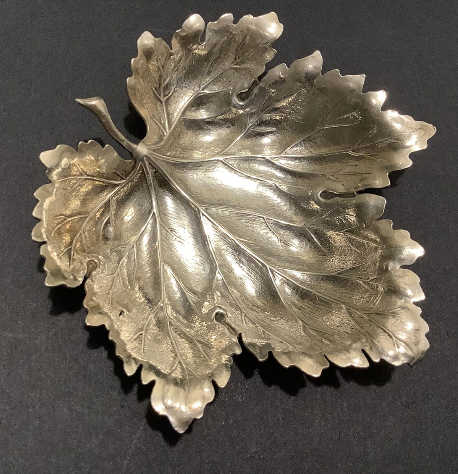 Buccellati Sterling Small Leaf Dish Bowl Made in Italy: Buccellati Sterling Small Leaf Dish Bowl Made in ItalyMeasures approx 3 inches wide3.25 inches long Great condition