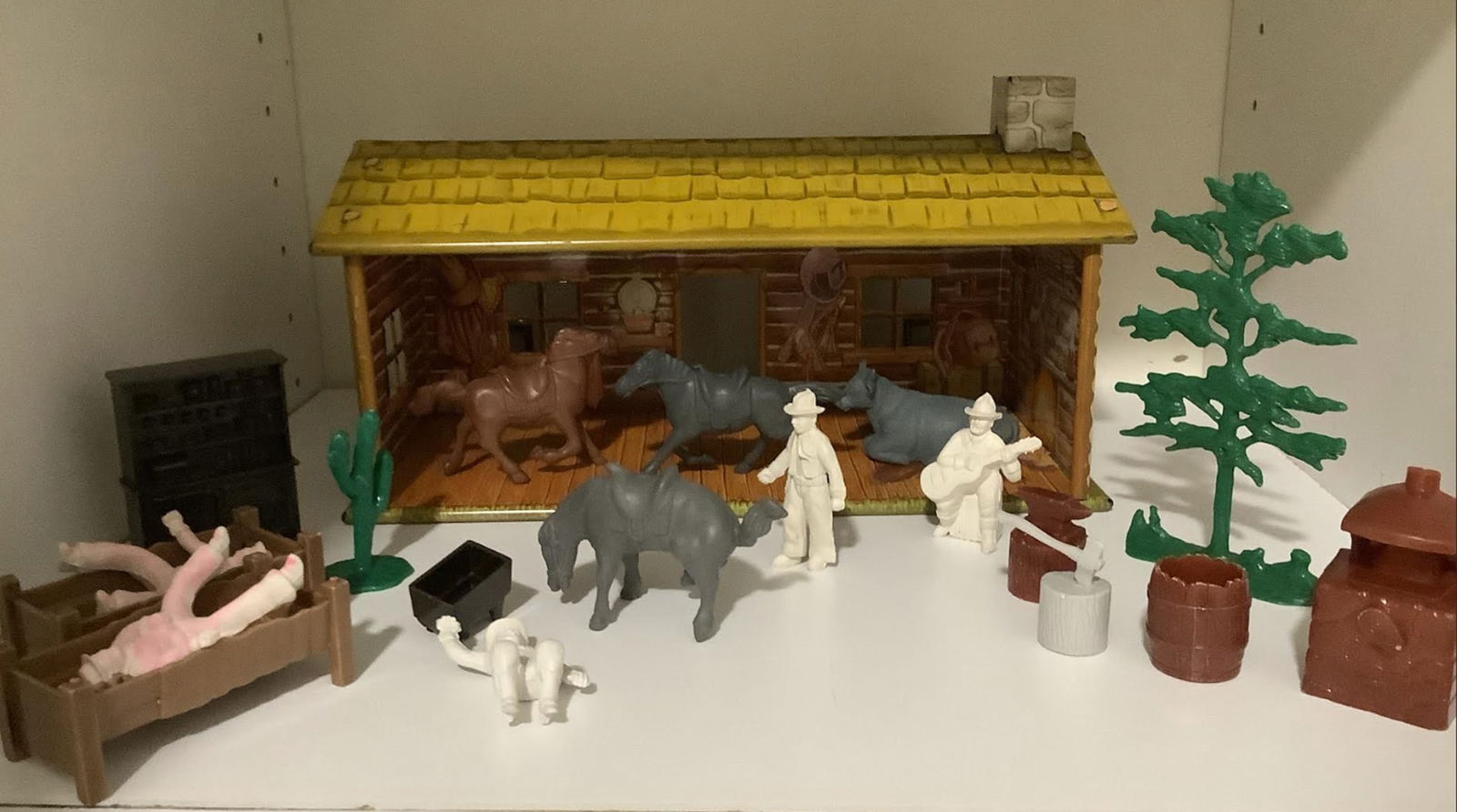 Marx Tin Litho Ranch With Accessories (1 of 6)