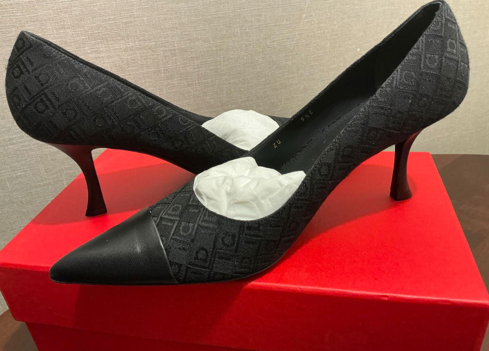 Slavatore Ferragamo Marty Heel Shoes size 9.5C NEW! WITH BOX AND POUCH (1 of 7)