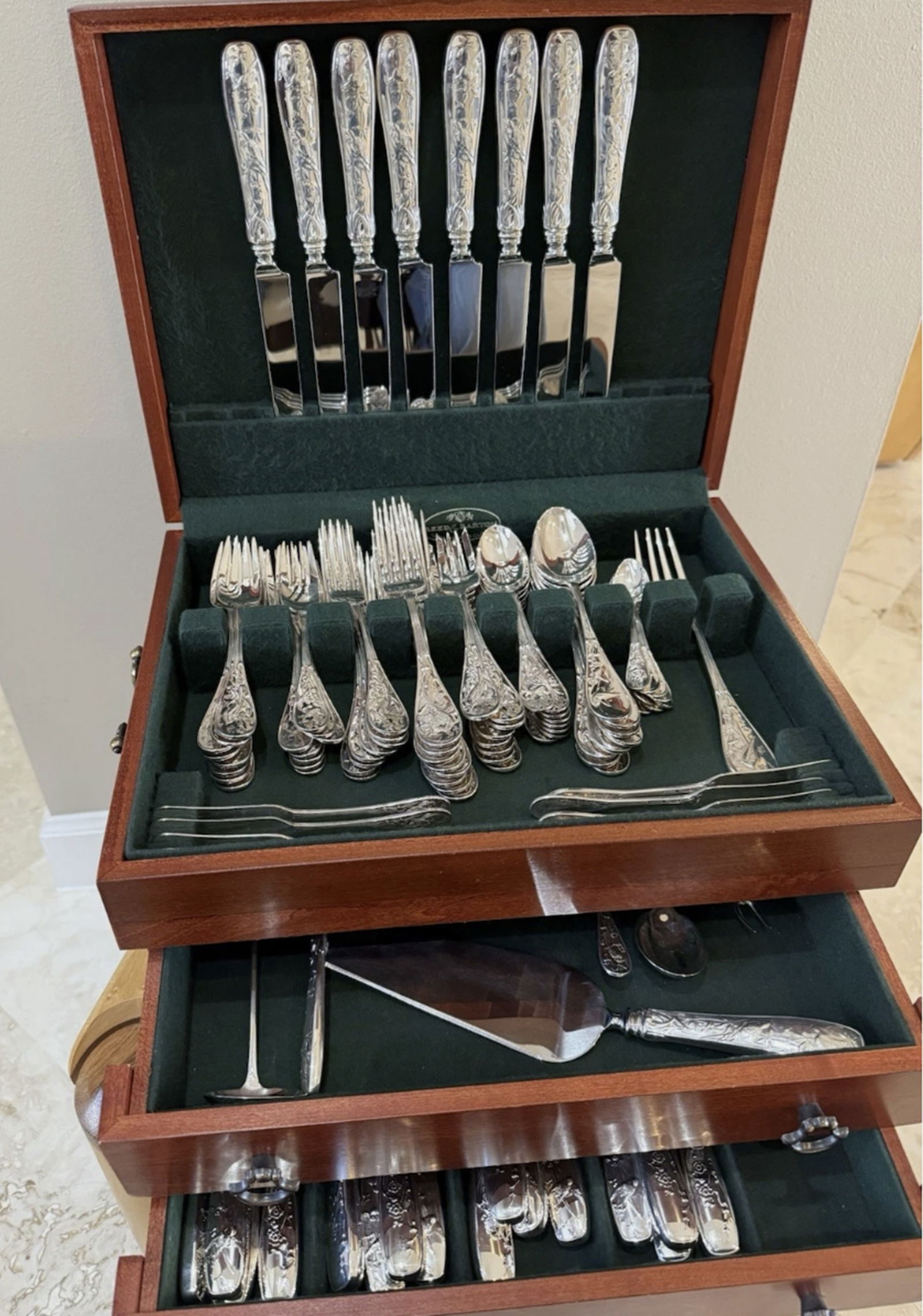 Tiffany & Co Sterling Silver Audubon Both Dinner and Luncheon Flatware Serving Set of 103 Pieces: Tiffany & Co Sterling Silver Audubon Both Dinner and Luncheon Sterling Set 103 Pieces. includes: 8 dinner knives 10 1/8''8 lunch knives 9 1/4''8 fish knives 8 1/2''8 all sterling butter spreaders 6''8