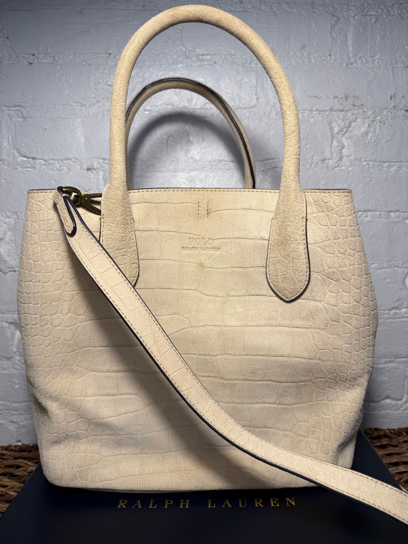 Polo Ralph Lauren Medium Bellport Tote: Polo Ralph Lauren Medium Bellport Tote Medium sized carrier tote. Used condition light color exchange shown in photos. Comes with removable crossbody strap. Internal pockets one with snap clasp closur