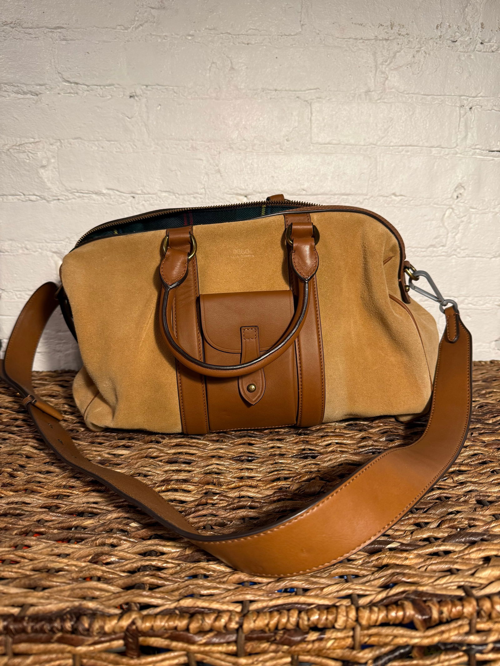 Polo Raph Lauren Large carrier bag: Polo Raph Lauren carrier bag Vintage bag with external and internal pockets, brass hardware, and adjustable crossbody strap. Lined in tartan plaid fabric. Never used. Small duffle type shape Camel Sue