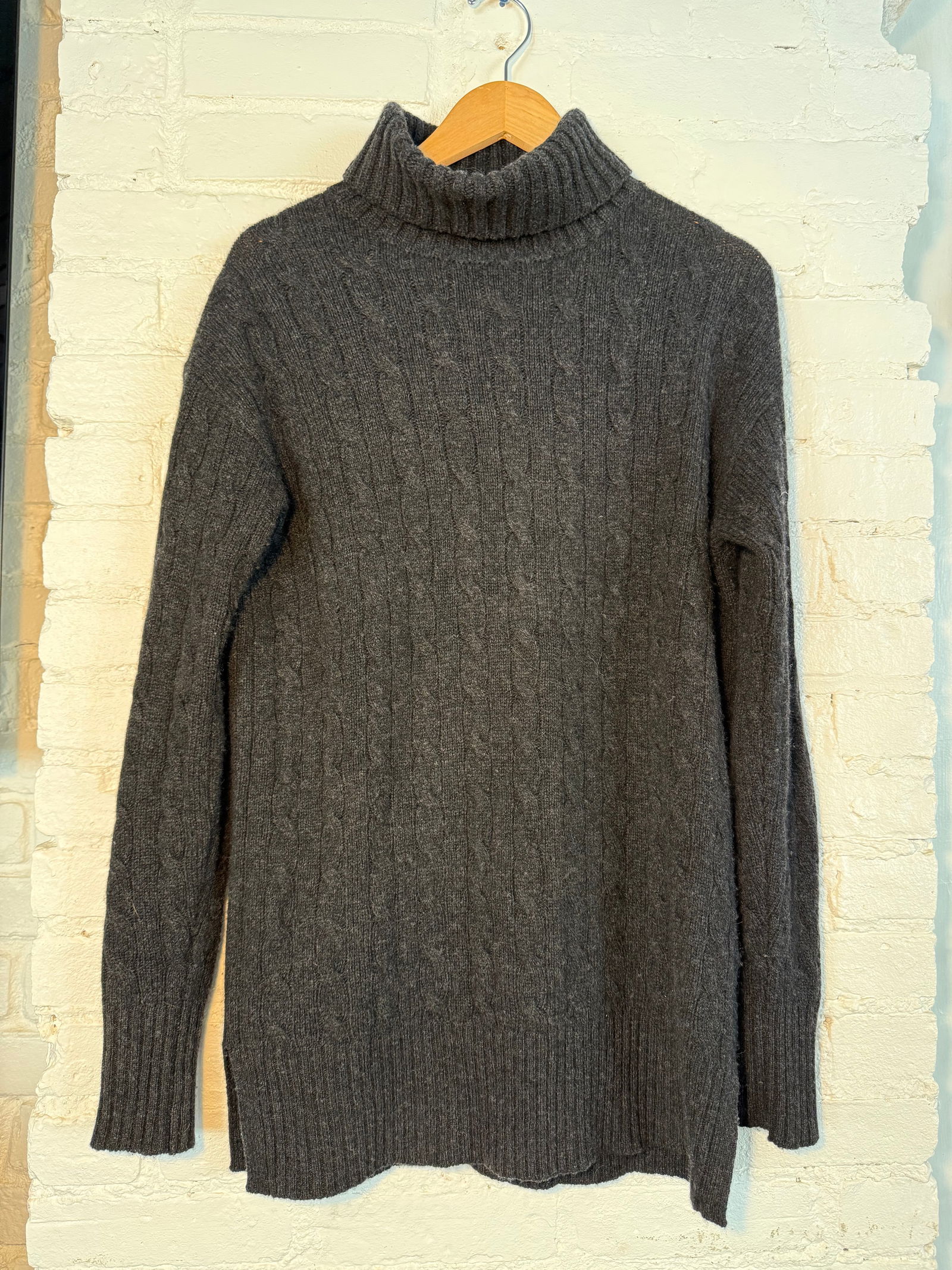 Polo Ralph Lauren Women's Turtleneck: Polo Ralph Lauren Women's Turtleneck Women's thick knit soft cable long sleeve turtleneck. Long fit past waist. Lightly worn, like new Grey Measures approx.armpit to hem 21 inches. Armpit to armpit 21