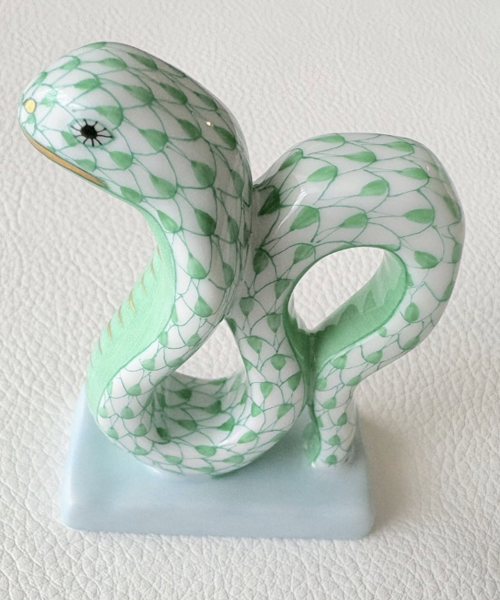 Herend Signed Porcelain Green Fishnet Snake Figurine With 24kt Gold Accents Made in Hungary: Herend Signed Porcelain Green Fishnet Snake With 24kt Gold Accents Made in Hungary Measures approx Width: approx. 2.0"Height: approx. 3.3" No chips or Cracks present