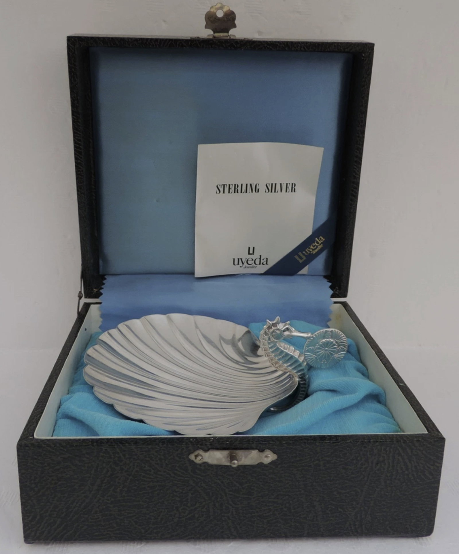 K. UYEDA JAPANESE STERLING SILVER SCALLOPED SEA HORSE CAVIAR DISH BOWL WITH BOX: K. UYEDA JAPANESE STERLING SILVER SCALLOPED SEA HORSE CAVIAR DISH BOWL WITH BOX. FINEST QUALITY STERLING SILVER 950 SCALLOPED SEA HORSE BONBONNIERE CAVIAR DISH BOWL TRAY BY FAMOUS JAPANESE