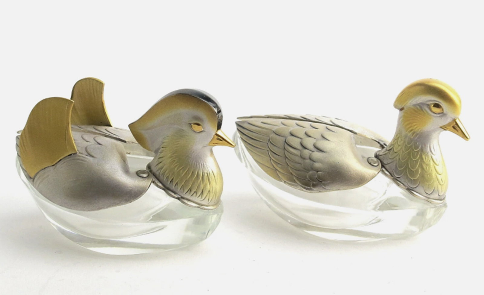 Japanese Sterling Silver by Wako Salt & Pepper Mandarin Duck Set: Japanese Sterling Silver by Wako Salt & Pepper Mandarin Duck Set Measures approx Male duck: W 7.5 × H 5.3 × D 3.5 cm Female duck: W 7.5 × H 4.6 × D 3.5 cm The box has some signs of age wear and th