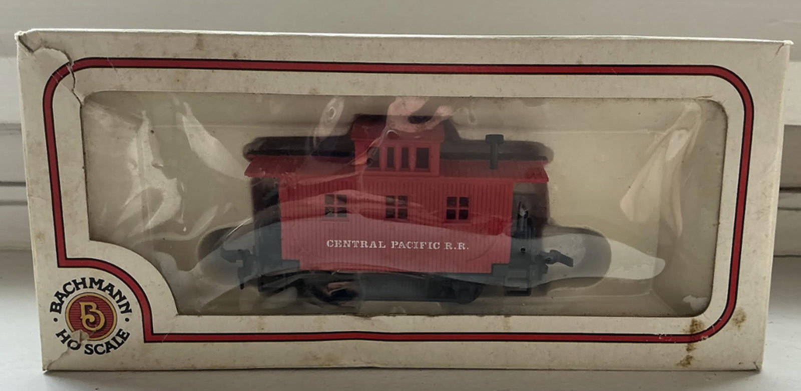 Bachmann HO Scale 43-1027-24 Central Pacific R.R. "Old Time" Bobber Caboose in its original box (1 of 6)