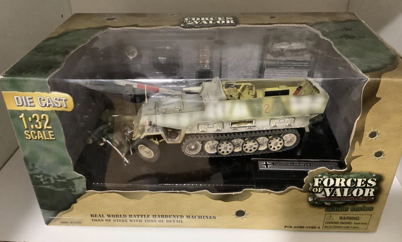 FORCES OF VALOR GERMAN Military Schutzenpanzerwagen Diecast Model IN ORIGINAL BOX With 2 Soldiers: FORCES OF VALOR GERMAN 81510 Schutzenpanzerwagen Diecast ModelGerman Army, #237, Hungary, 1945, With 2 Figurines Soldiers1:32 Scale Length 7.25 inches Hanomag Sd.Kfz.251 Schutzenpanzerwagen REAL