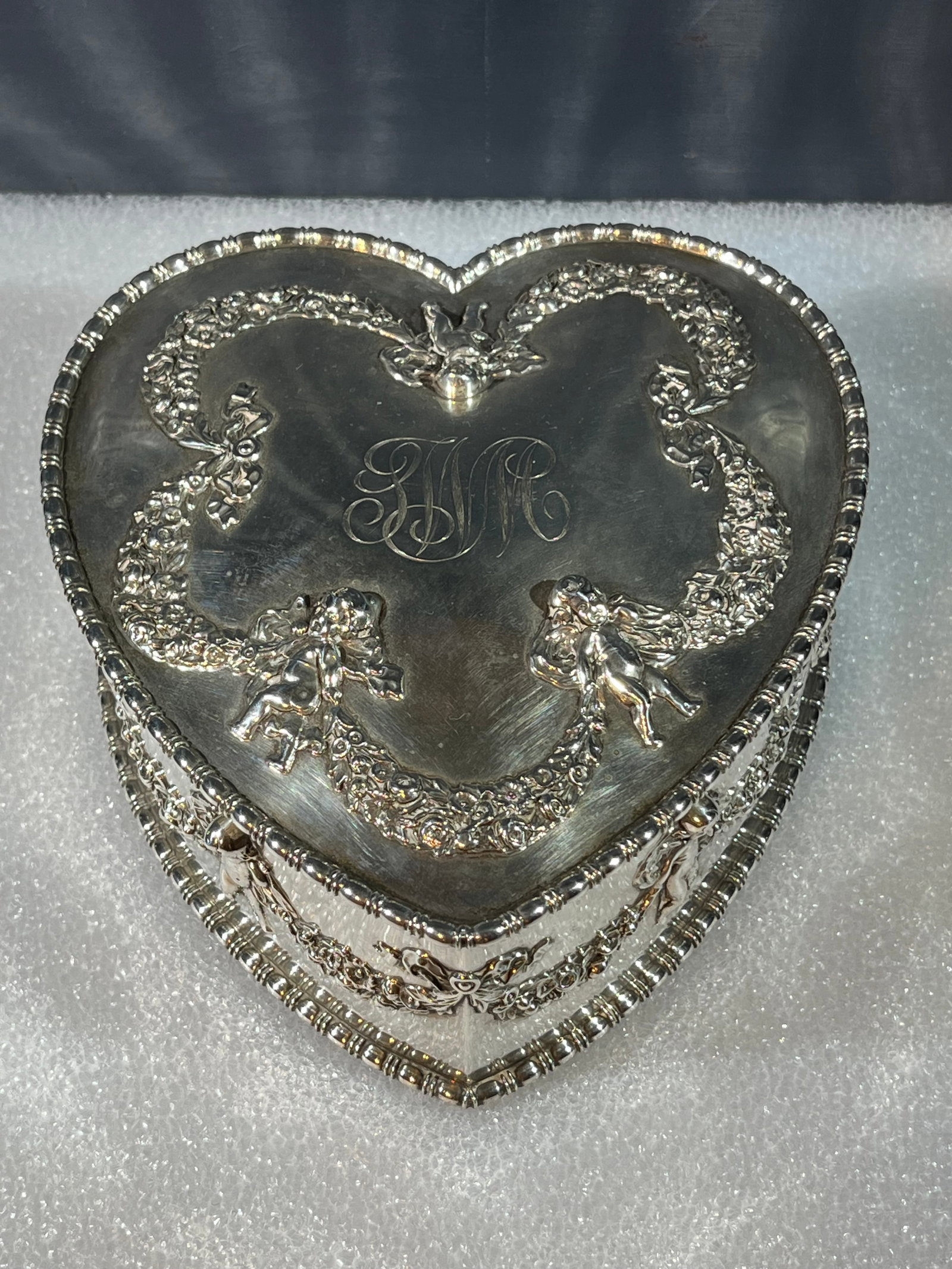 HOWARD & CO STERLING SILVER AMERICAN HEART SHAPE BOX 1990: HOWARD & CO STERLING SILVER AMERICAN HEART SHAPE BOX 1990. Weighs approx. 950 Gr and measures approx. Long 19 Cm – Large 17 Cm – High 7 Cm