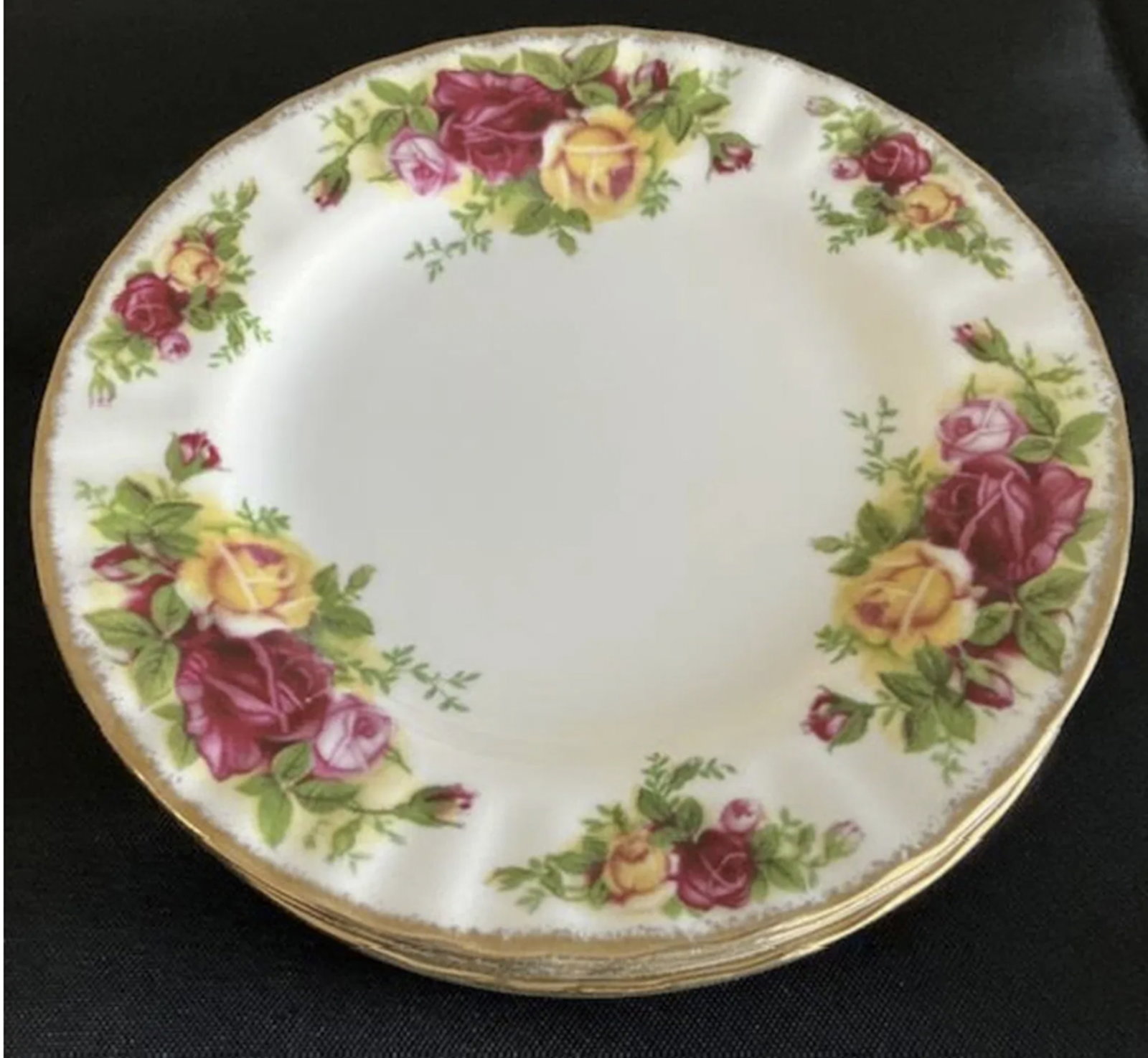 Royal Albert Porcelain With Gold Trim Set of 4 Dinnerware Plates: Set of 4 Dinnerware Royal Albert Porcelain With Gold Trim. Most with sticker Measures approx 6.25 inches