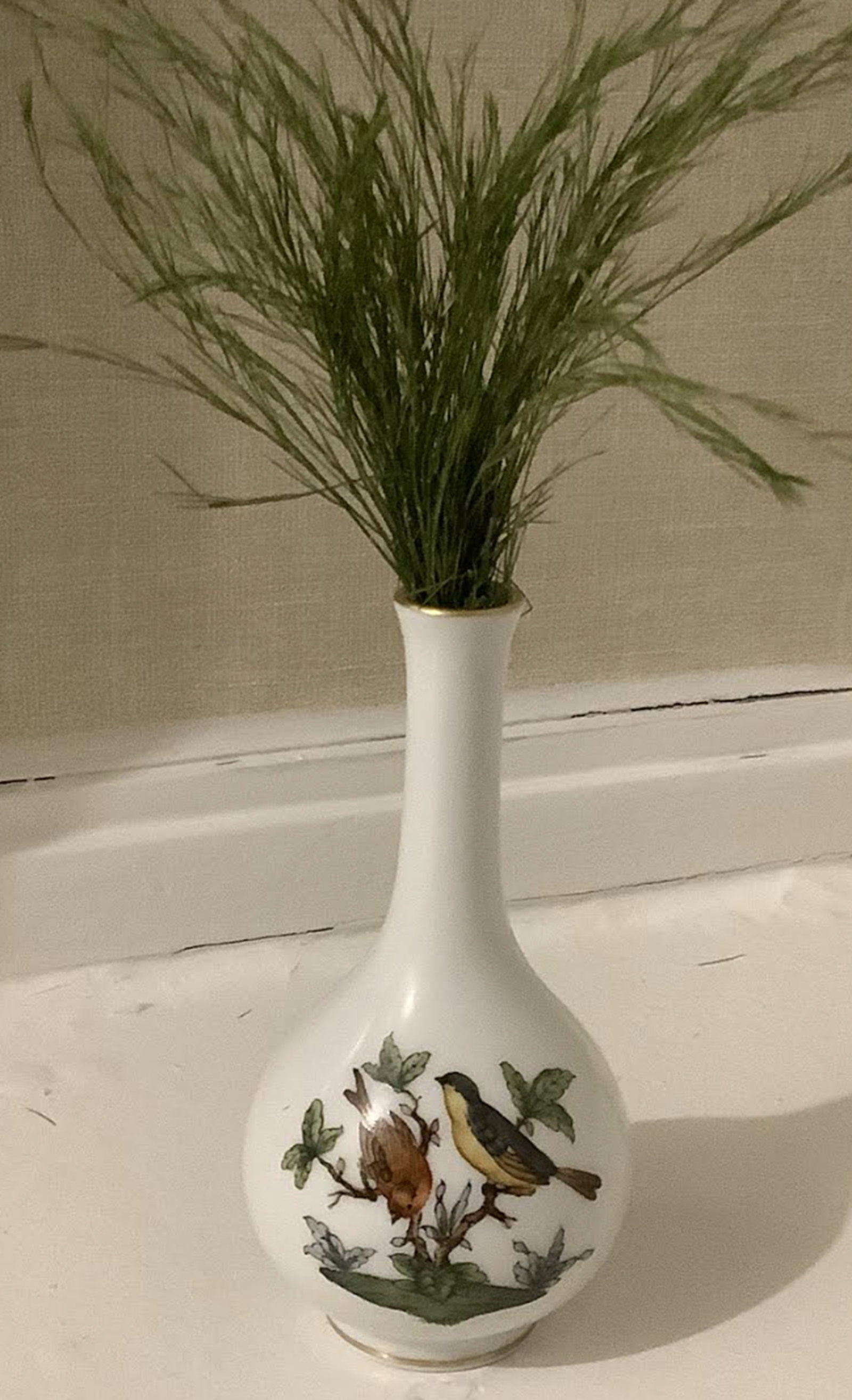 HEREND SIGNED PORCELAIN BUD VASE MADE IN HUNGARY: HEREND SIGNED PORCELAIN BUD VASE MADE IN HUNGARY. Measures approx 3.25 inches tall. No Chips or cracks present.