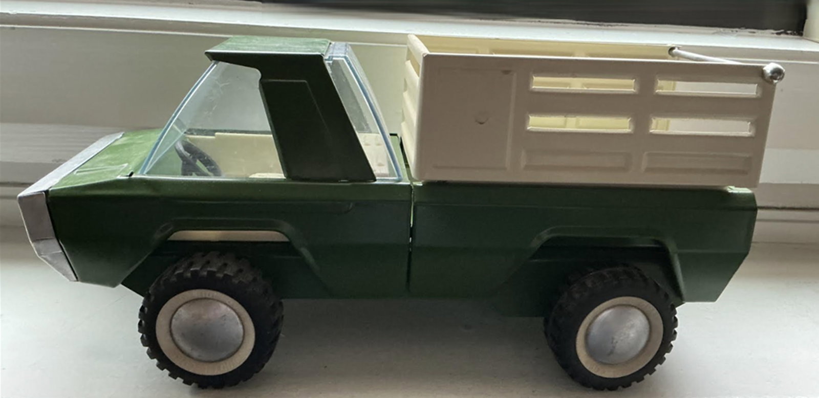 Buddy L Pressed Steel Truck Vehicle Pony Xpress Truck 1970: Buddy L Pressed Steel Truck Vehicle Pony Xpress truck features a pressed steel construction with a green cab and a white trailer bed. Measures approx 13.5 inches long