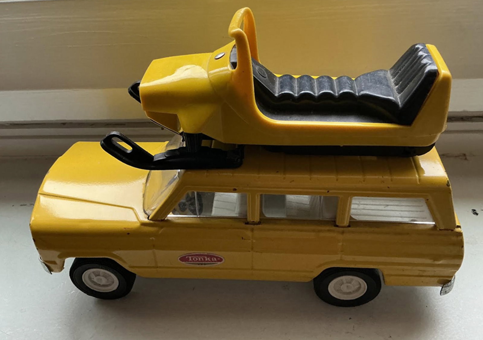 Tonka Pressed Steel Tonka Jeep Wagoneer With snowmobile Vehicle (1 of 9)