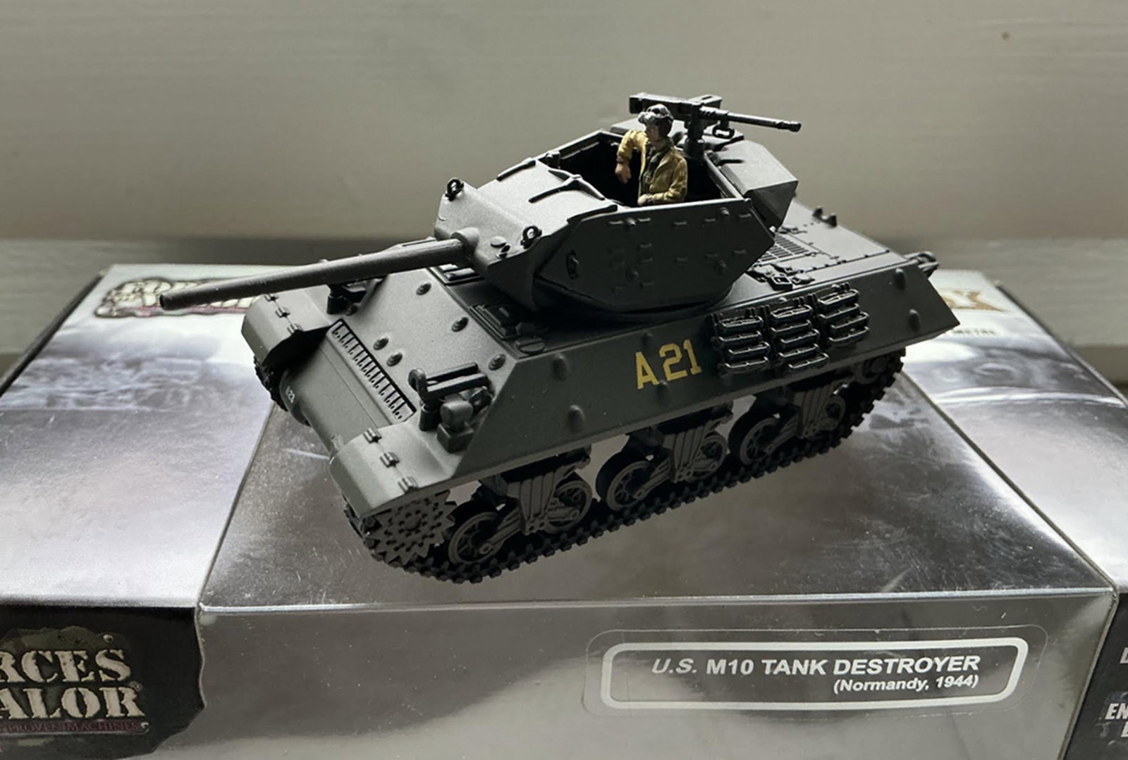Military Tank Forces of Valore Military Tank With Box: Military Tank Forces of Valore Military Tank With Box 1:72