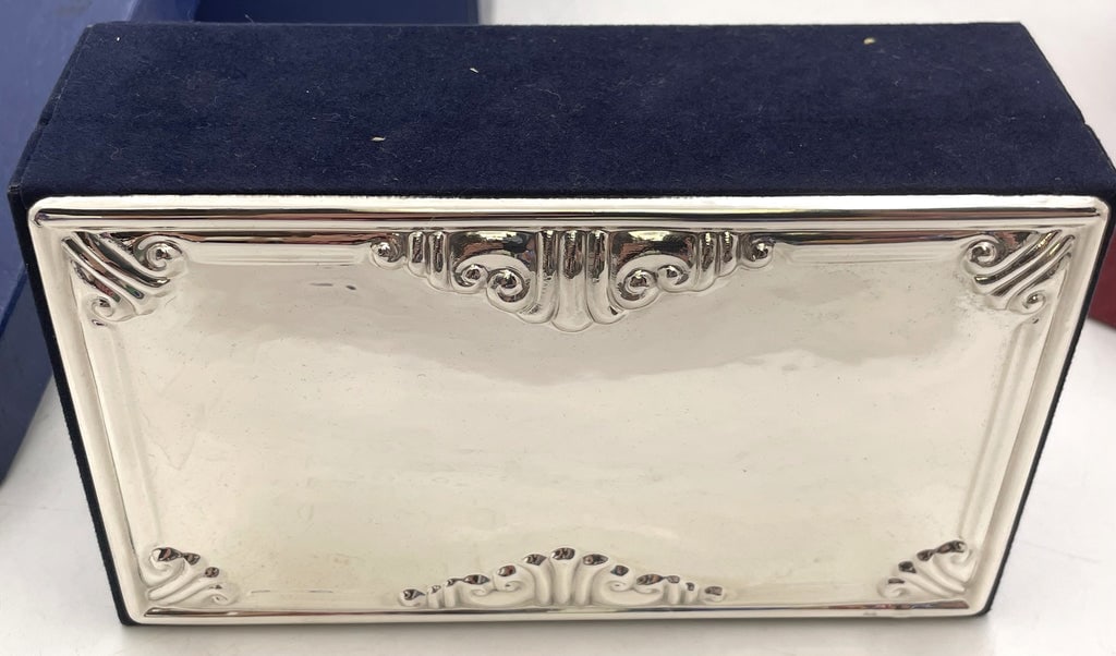Del Conte Italian Sterling Silver Jewelry Box in Mid-Century Modern Style: Del Conte, Italian, hand hammered sterling silver and felt jewelry box in Mid-Century Modern style, with an elegant geometric design. It measures approx. 7'' by 4'' by 2 1/2'' in height and bears hall