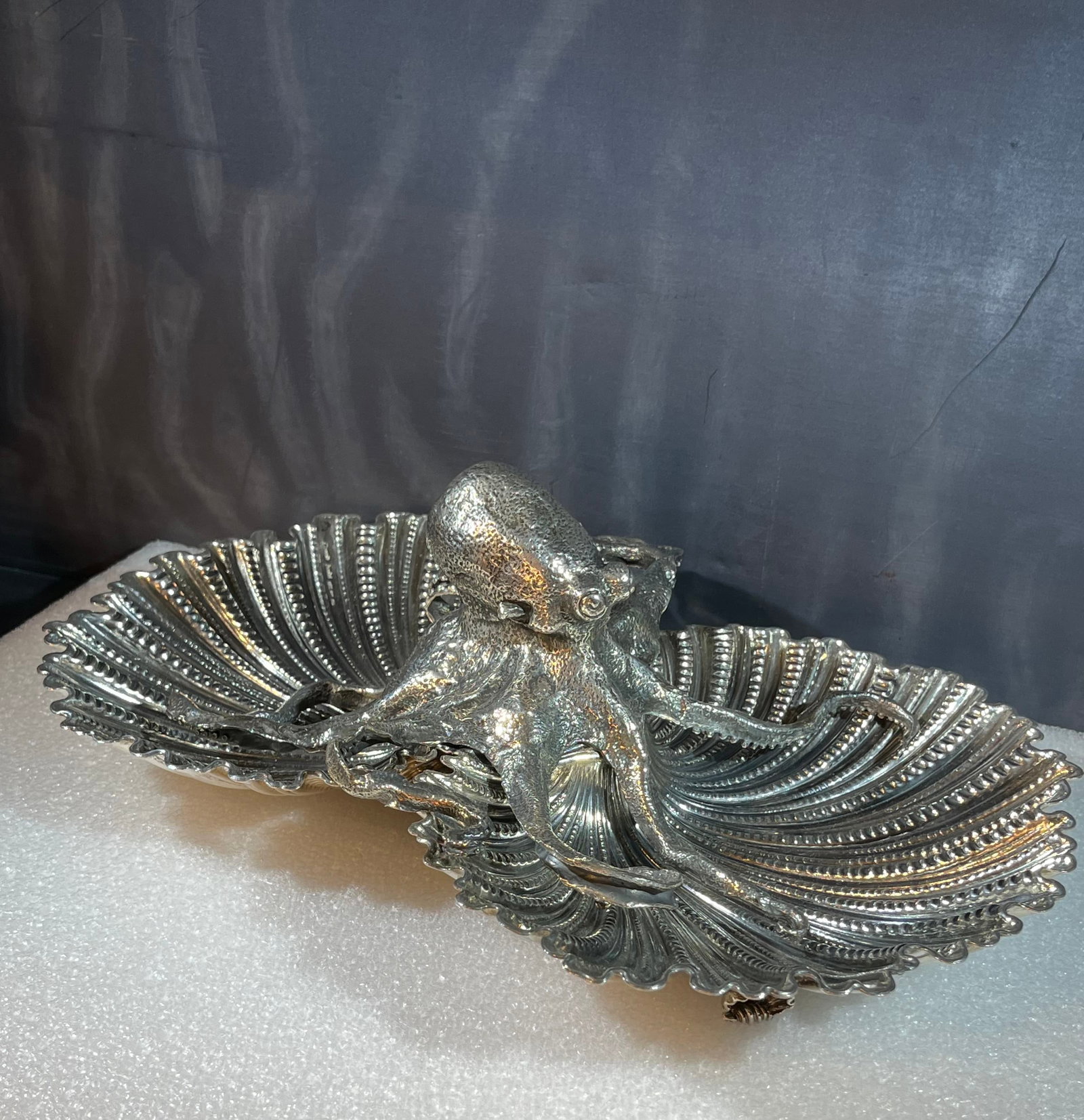 GIANMARIA BUCCELLATI STERLING SILVER OCTOPUS GIANMARIA BUCCELLATI 1980: GIANMARIA BUCCELLATI STERLING SILVER OCTOPUS GIANMARIA BUCCELLATI 1980. centerpiece made of 925 silver by hand in Italy BY G. BUCCELLATI, octopus with a pair of shells. It represents one of Gianmaria 